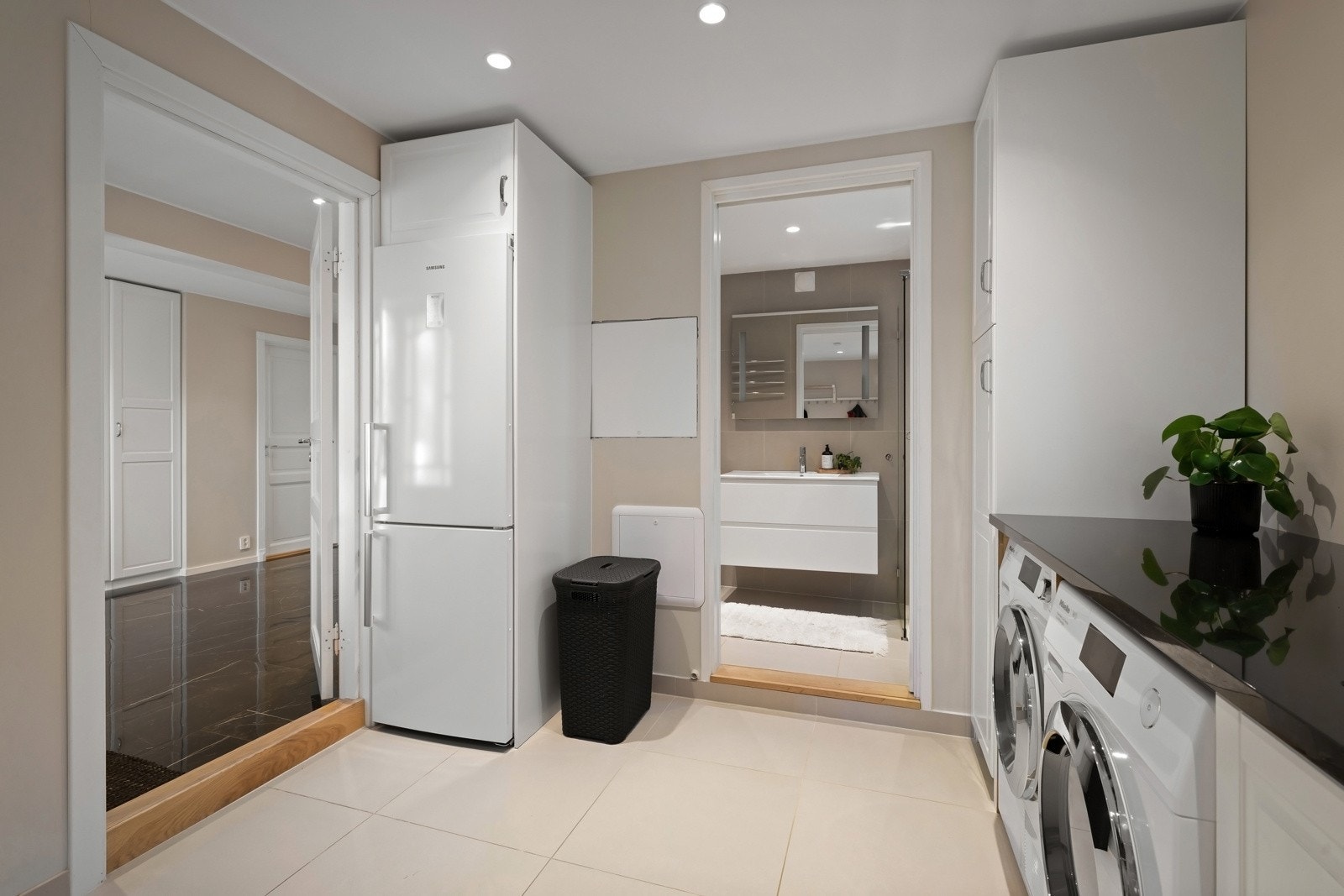 Vaskerom har opplegg for vaskenmaskin og tørketrommel, samt diverse garderobeløsninger for oppbevaring.Direkte adkomst fra vaskerom til baderom. Galleribilde