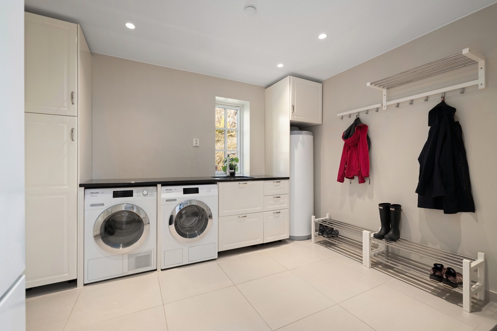 Stort og praktisk vaskerom i nær tilknyttning til hovedentré. Det er også separat utvendig adkomst direkte til vaskerommet. Galleribilde
