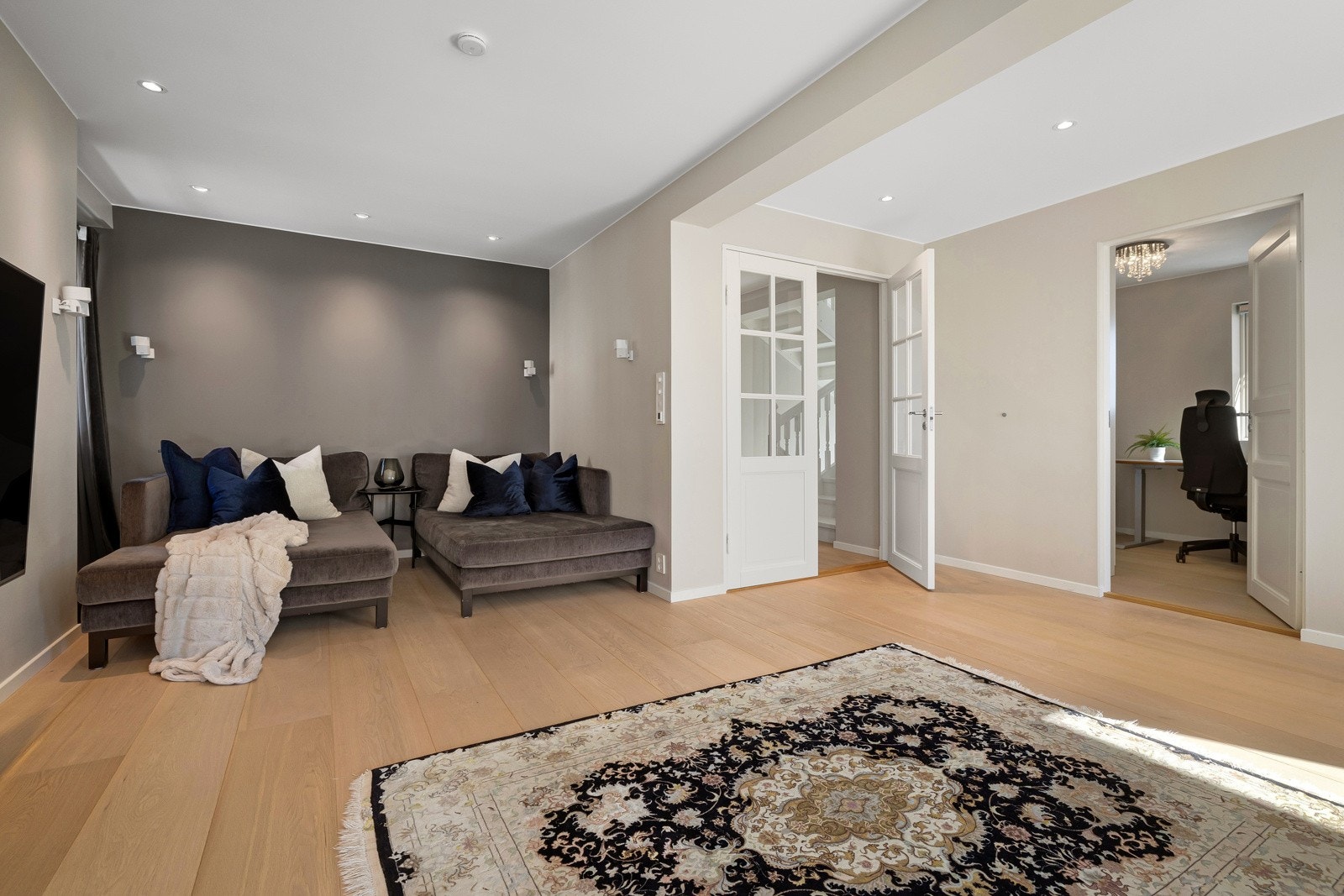 Enkelte vegger i boligen er forsterket med OSB plater bak gipskledning, som gir E60 brannsikring og soliditet til å henge ting fast. Galleribilde