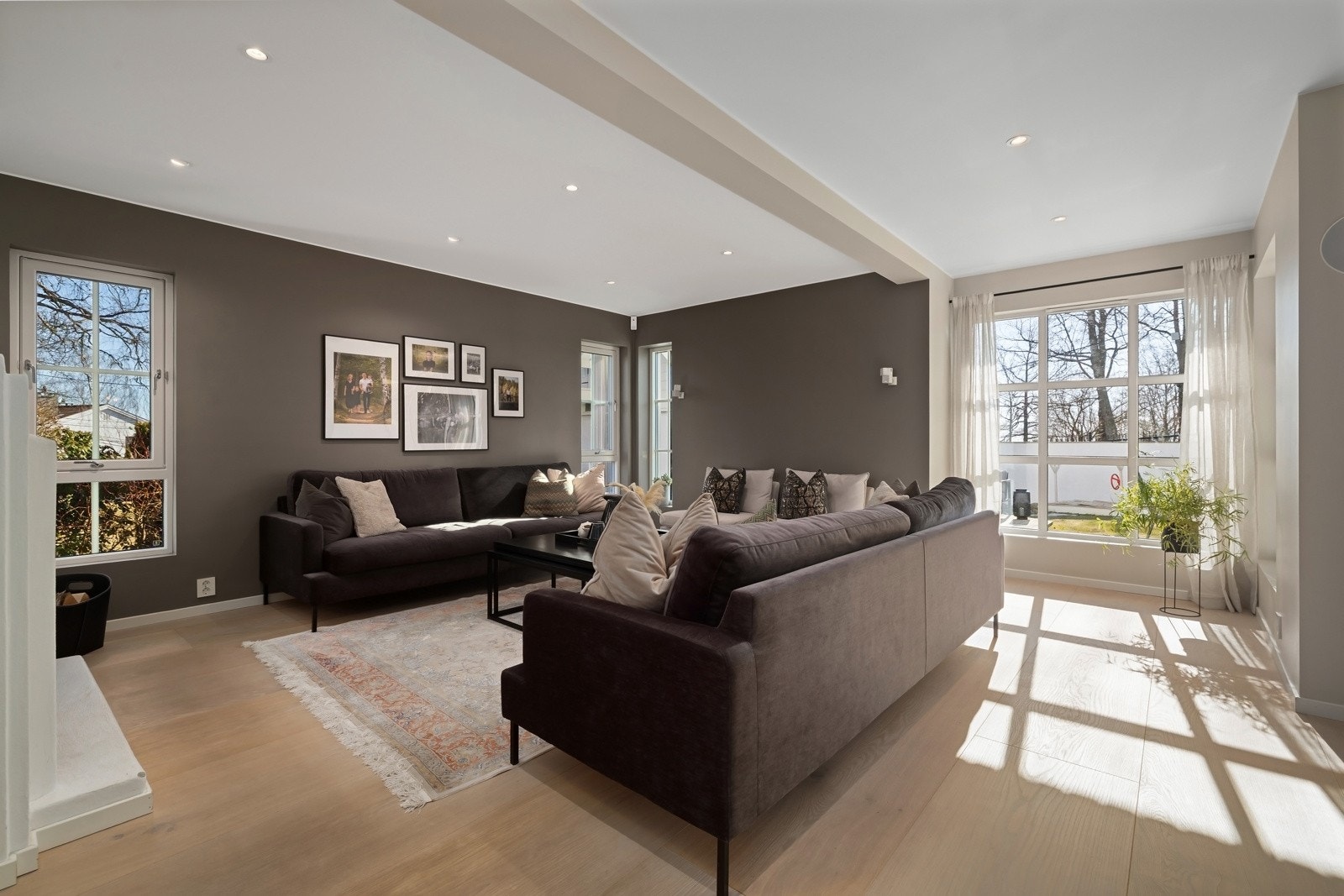 Boligen ble omfattende rehabilitert og påbygget i 2020, og holder en gjennomgående meget god standard. Galleribilde