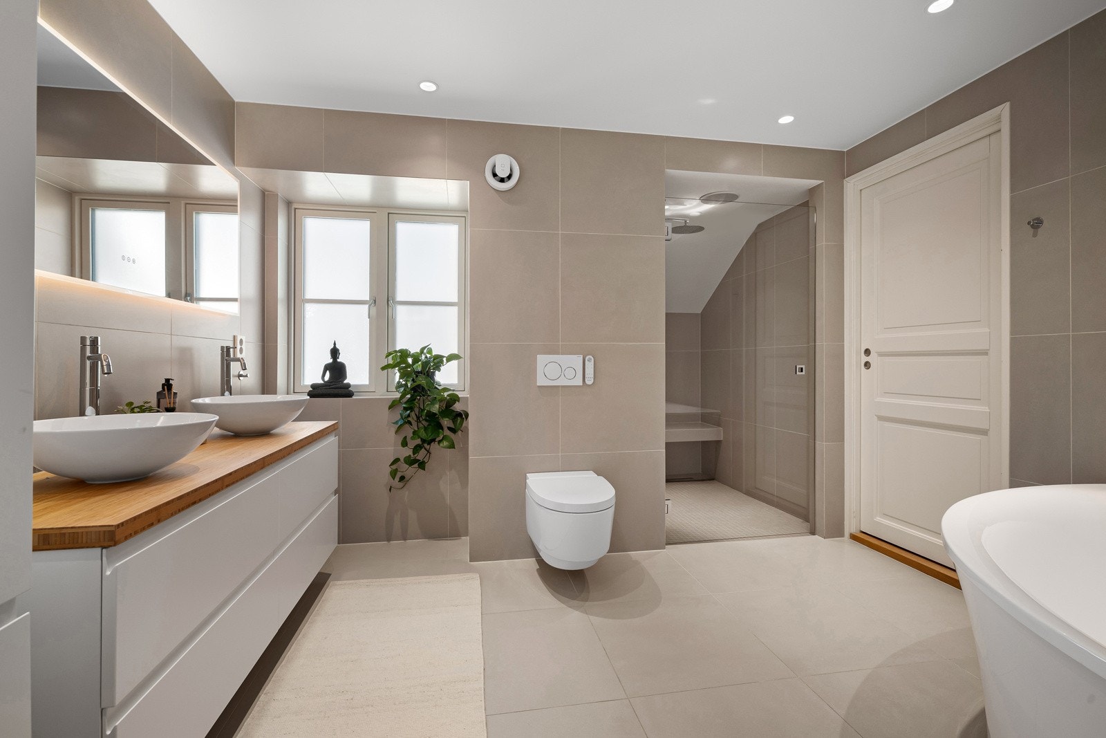 Stort baderom i 2 etasje, med adkomst fra gang og master soverom. Galleribilde