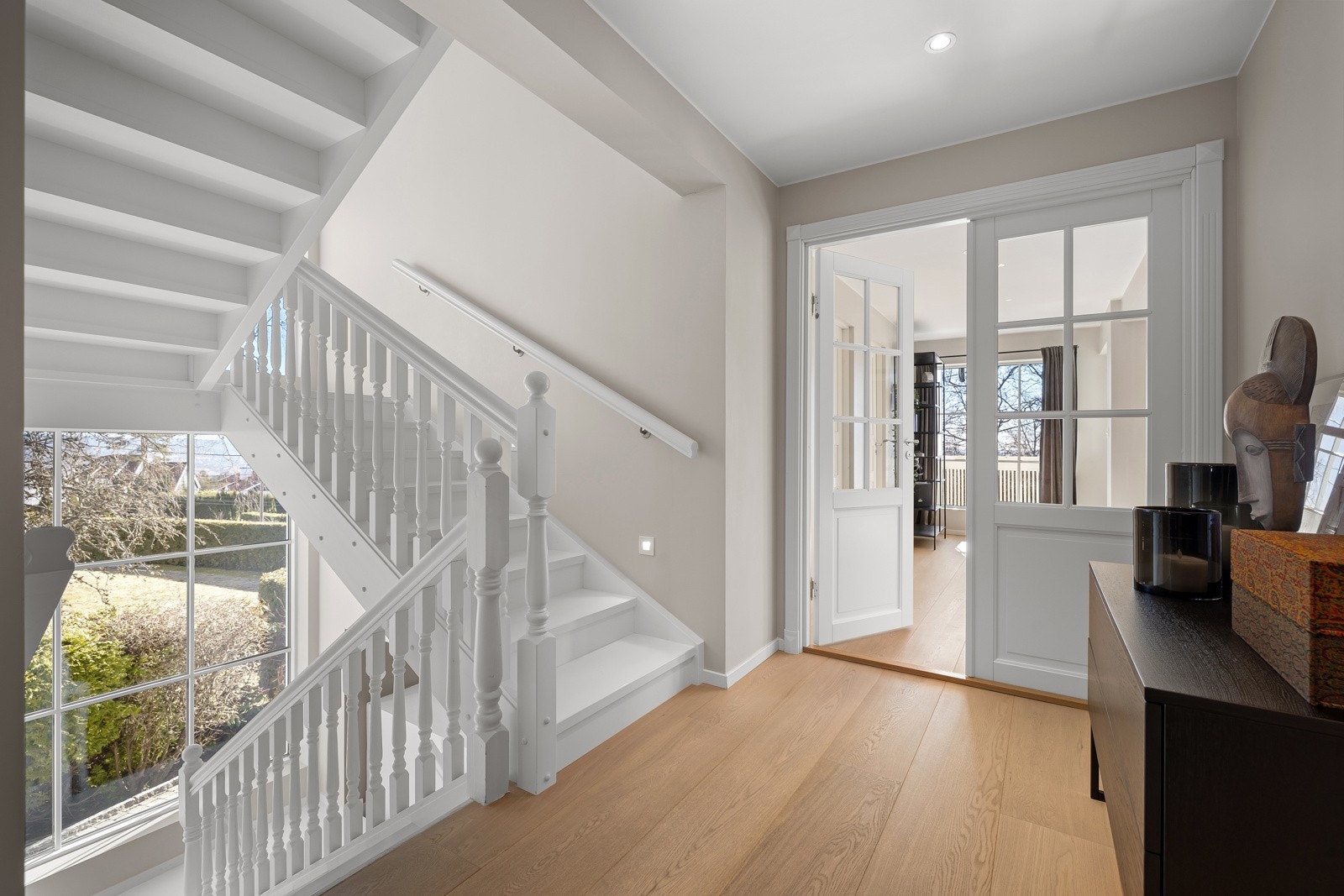 Annen etasje, består bl.a. av 3 soverom, walk in closet,baderom og stor tv-stue. Galleribilde