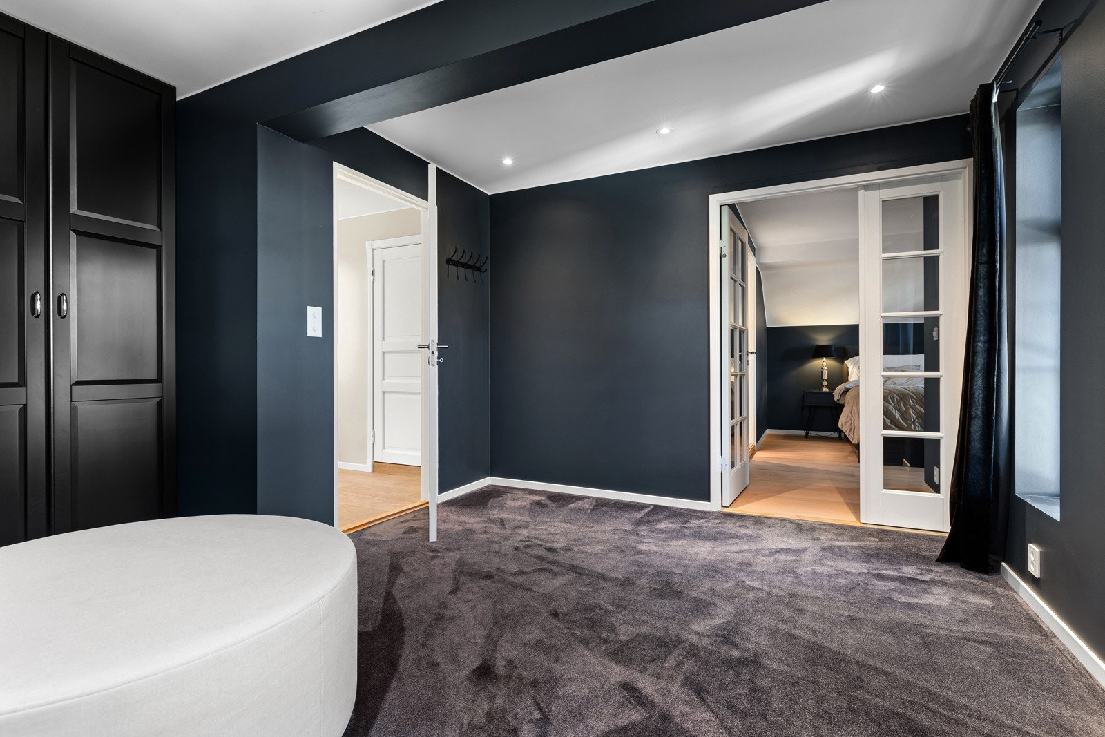 Der det er lagt teppe på gulv i garderoberom, som lett kan fjernes om man skulle ønske det. Under teppe ligger parkett. Galleribilde