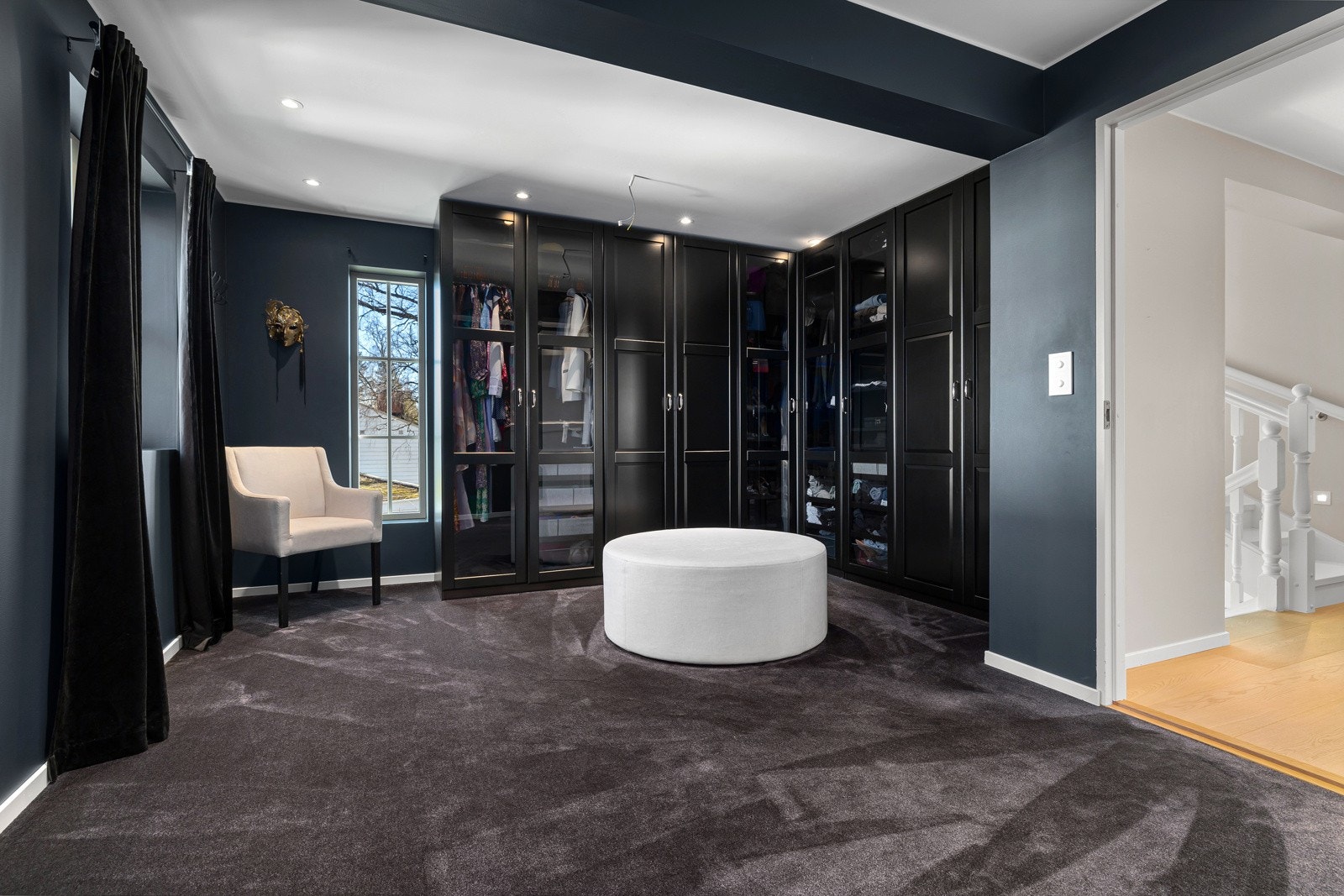 Boligen har separat masteravdeling med stort walk-in rom, soverom og baderom. Galleribilde