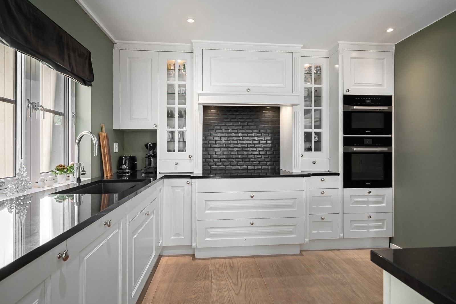 Det er lagt parkett under kjøkkenøy (og trapp) i tilfelle en skulle ønske å endre på planløsningen. Galleribilde