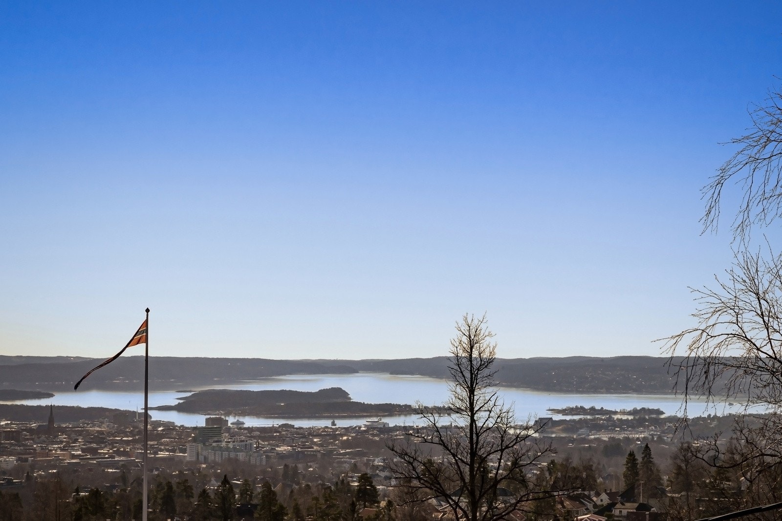 Eiendommen ligger tilbaketrukket og usjenert fra vei, med flott utsikt over by og fjord. Galleribilde