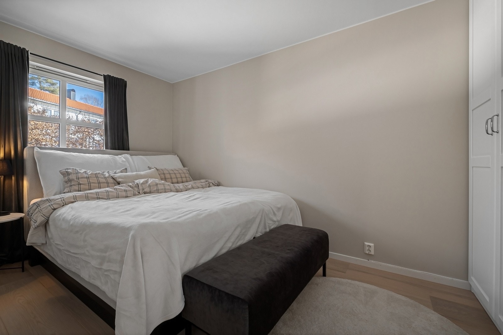 Boligen har totalt 5 soverom, bildet er fra gjestesoverom i hovedetasje. Galleribilde