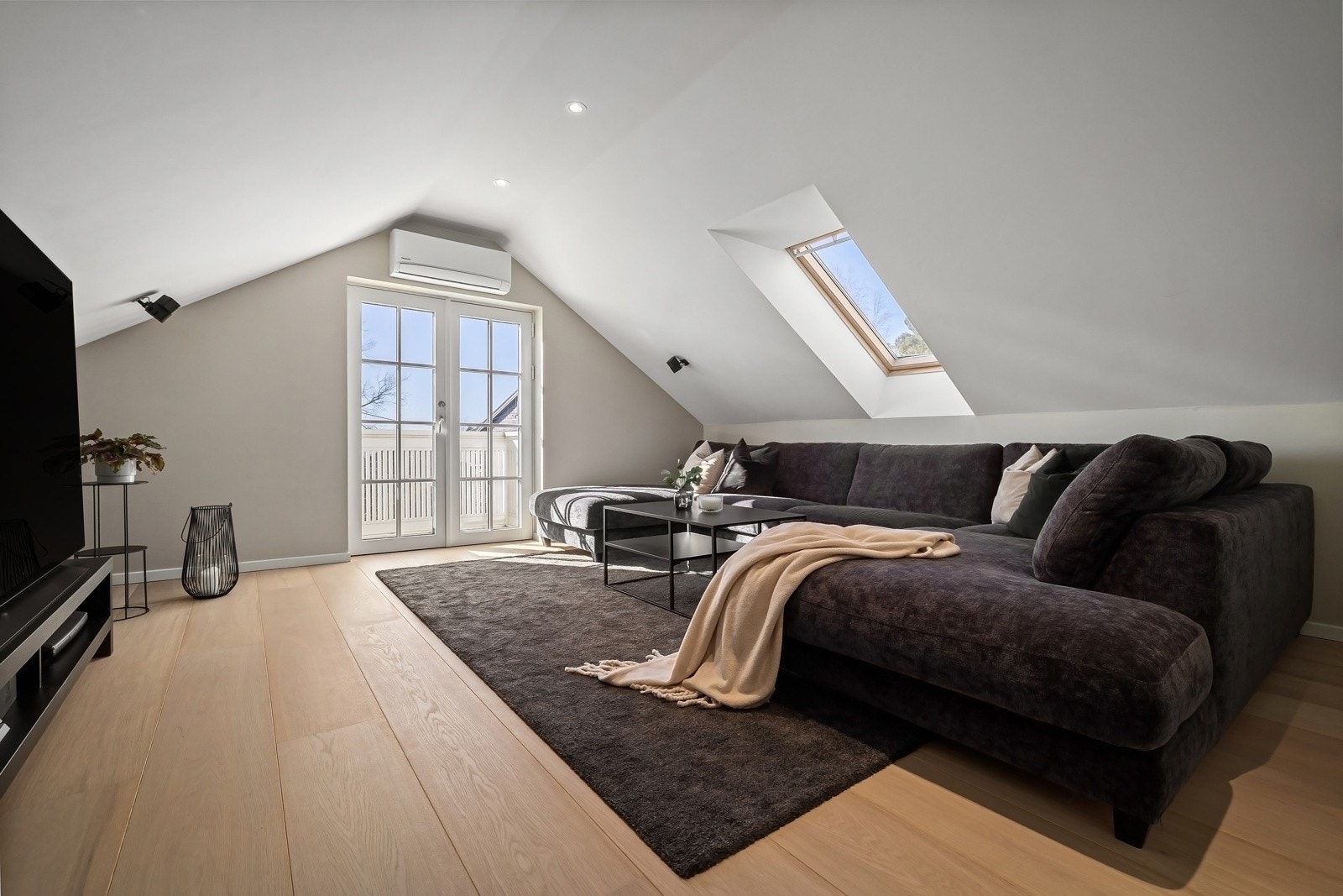 Utgang fra tv-stuen til luftebalkong på ca 2 kvm. Galleribilde