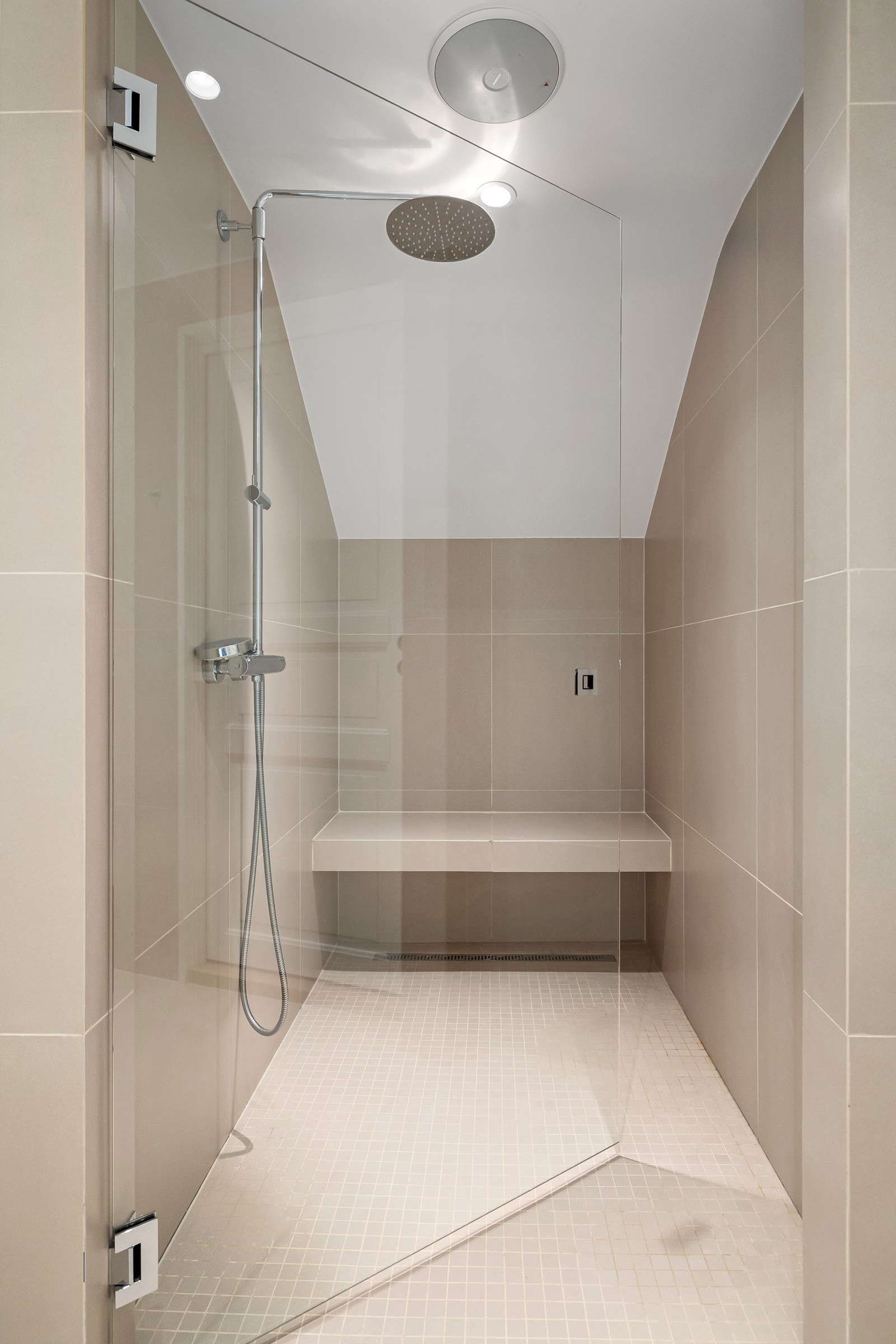 Stor dusjnisje på hovedbadet. Galleribilde