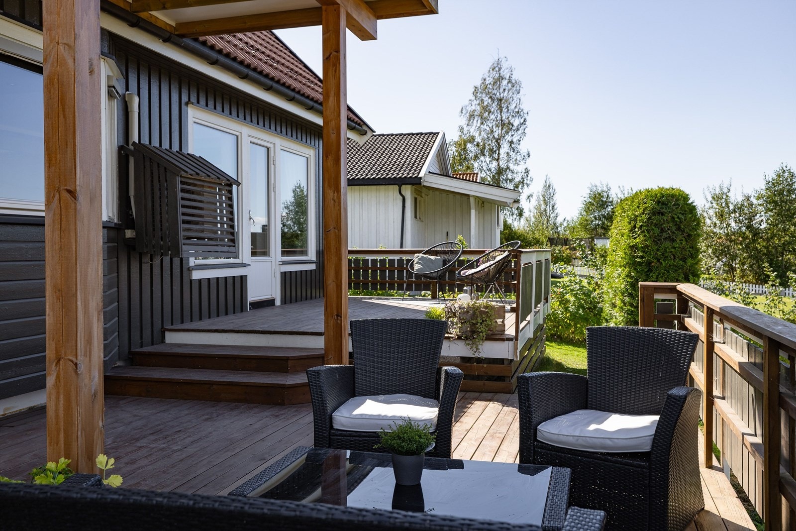 Terrassen går over to nivåer og deler plassen naturlig opp i to ulike soner. Galleribilde