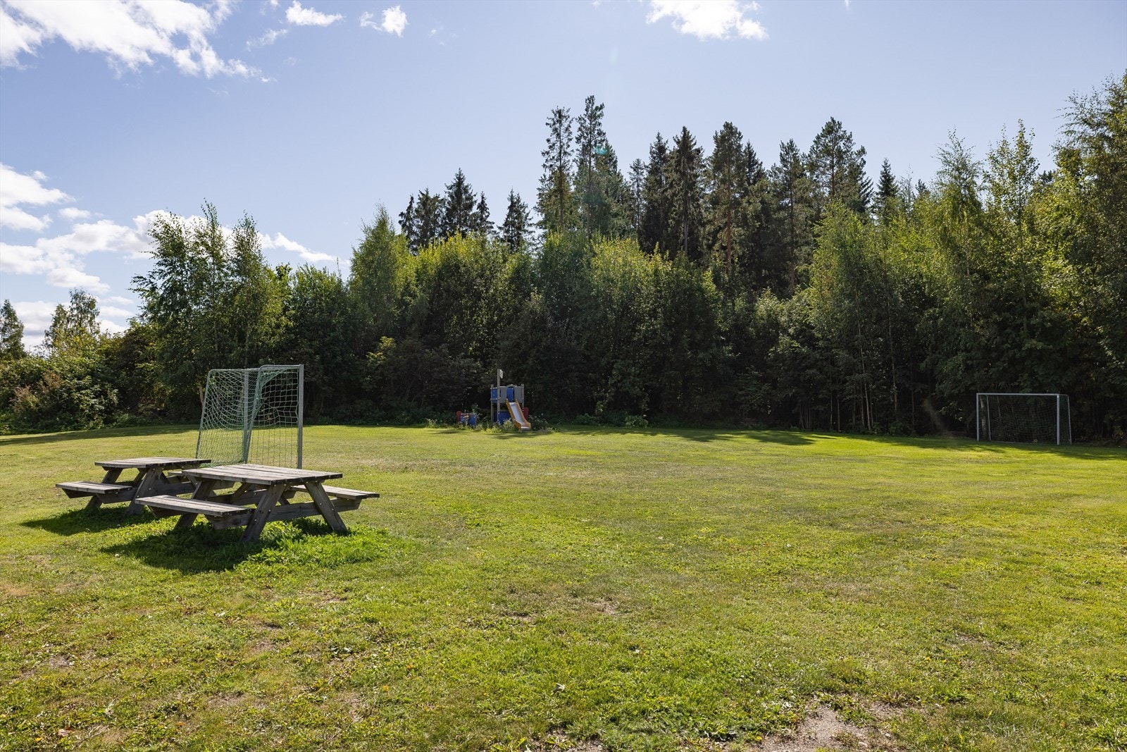 Lekeplass med fotballbane rett i nærheten av eiendommen. Galleribilde