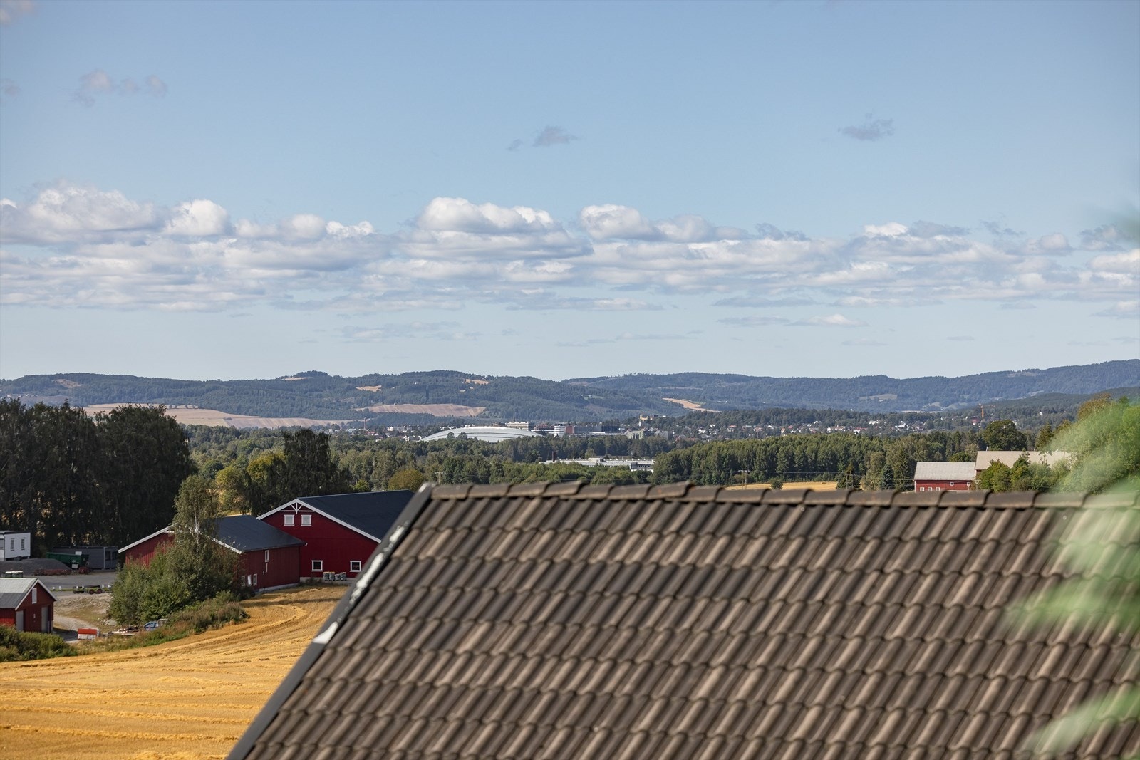 Fra balkongen er det fint utsyn over nærliggende områder og mot Hamar. Galleribilde