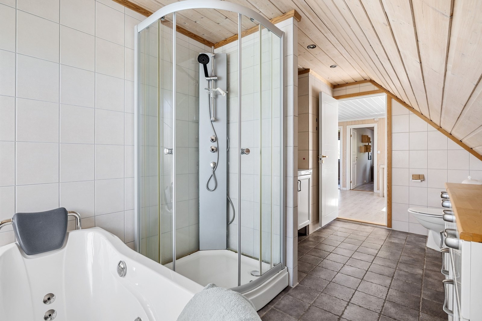 Badet har både dusjkabinett og badekar. Galleribilde
