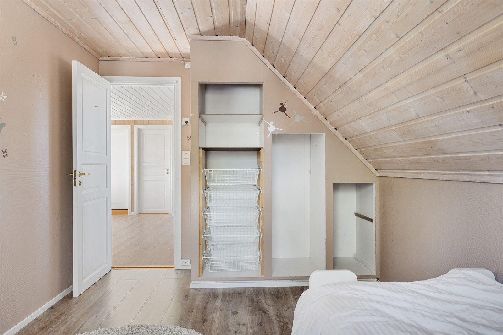 Det er innebygd garderobe på rommet. Galleribilde