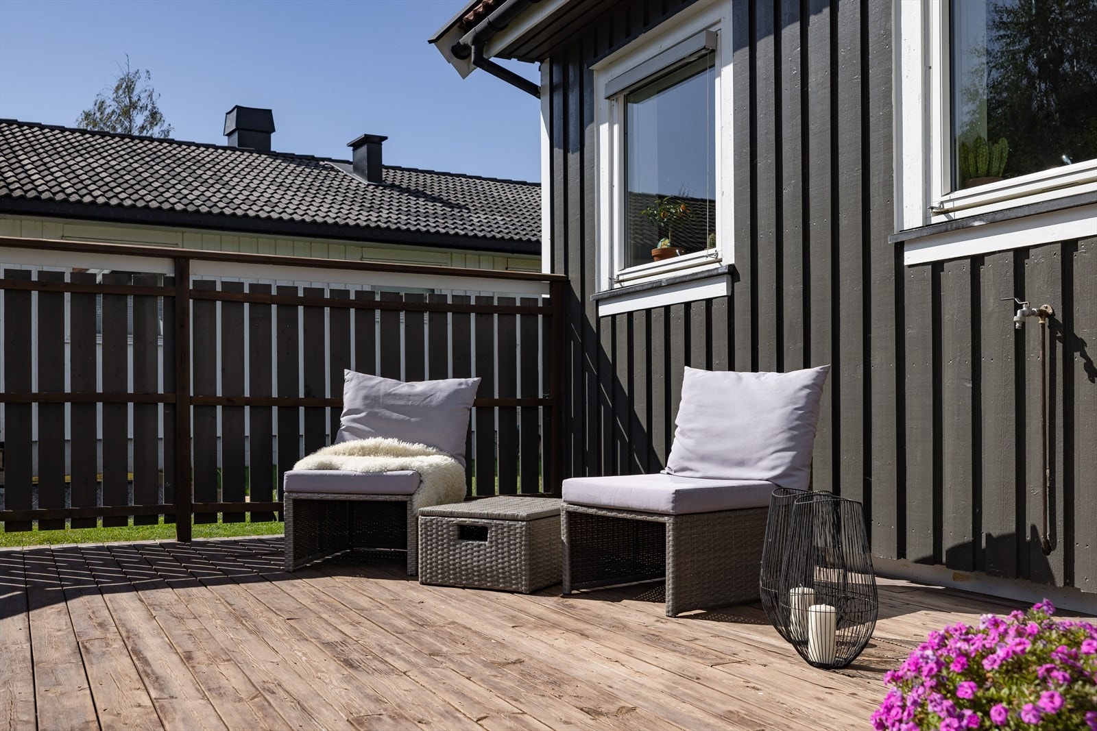 Ved inngangspartiet er det en sør- østvendt terrasse på ca. 20 m². Galleribilde