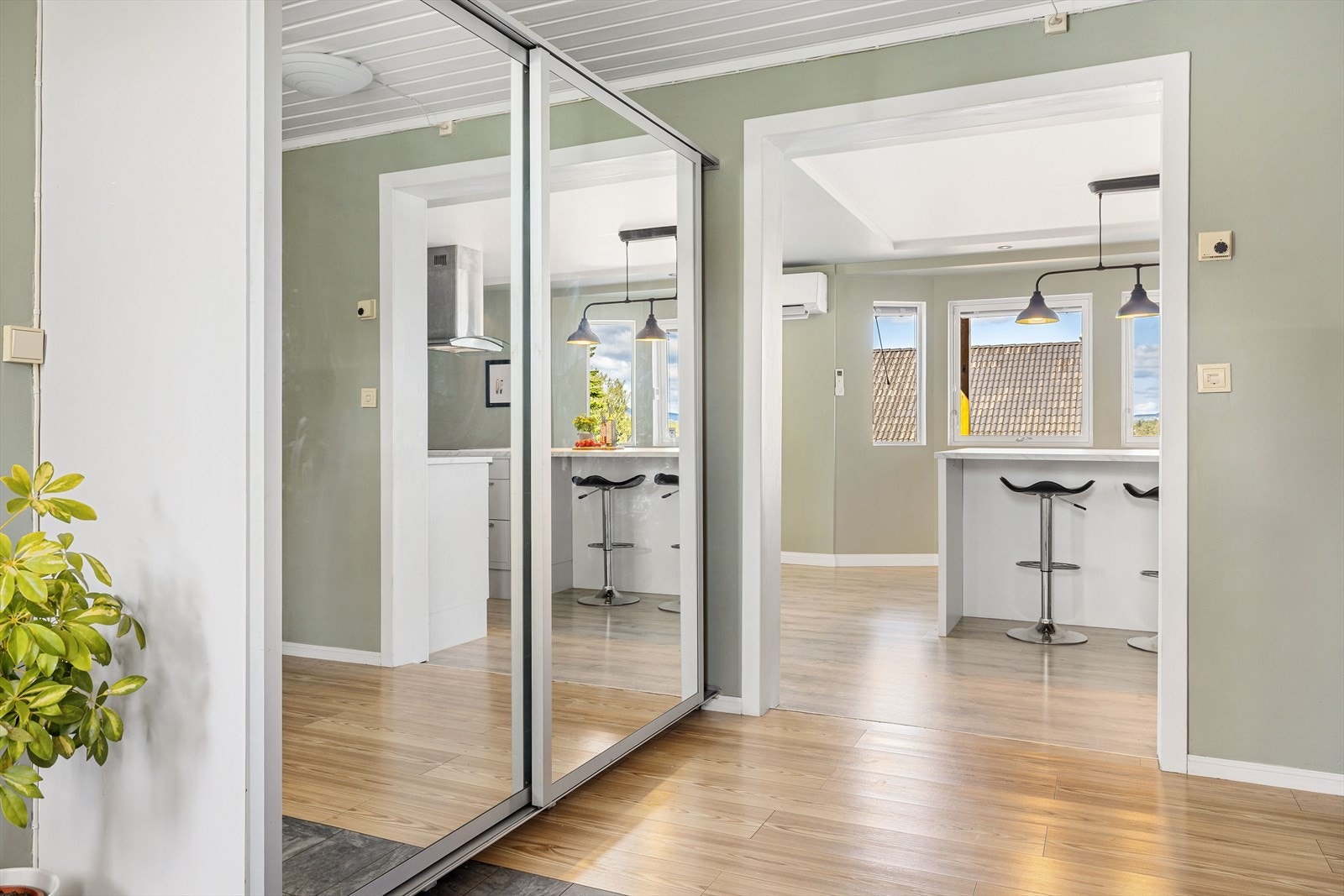 Det er satt inn en praktisk skyvedørsgarderobe med speilfronter. Galleribilde