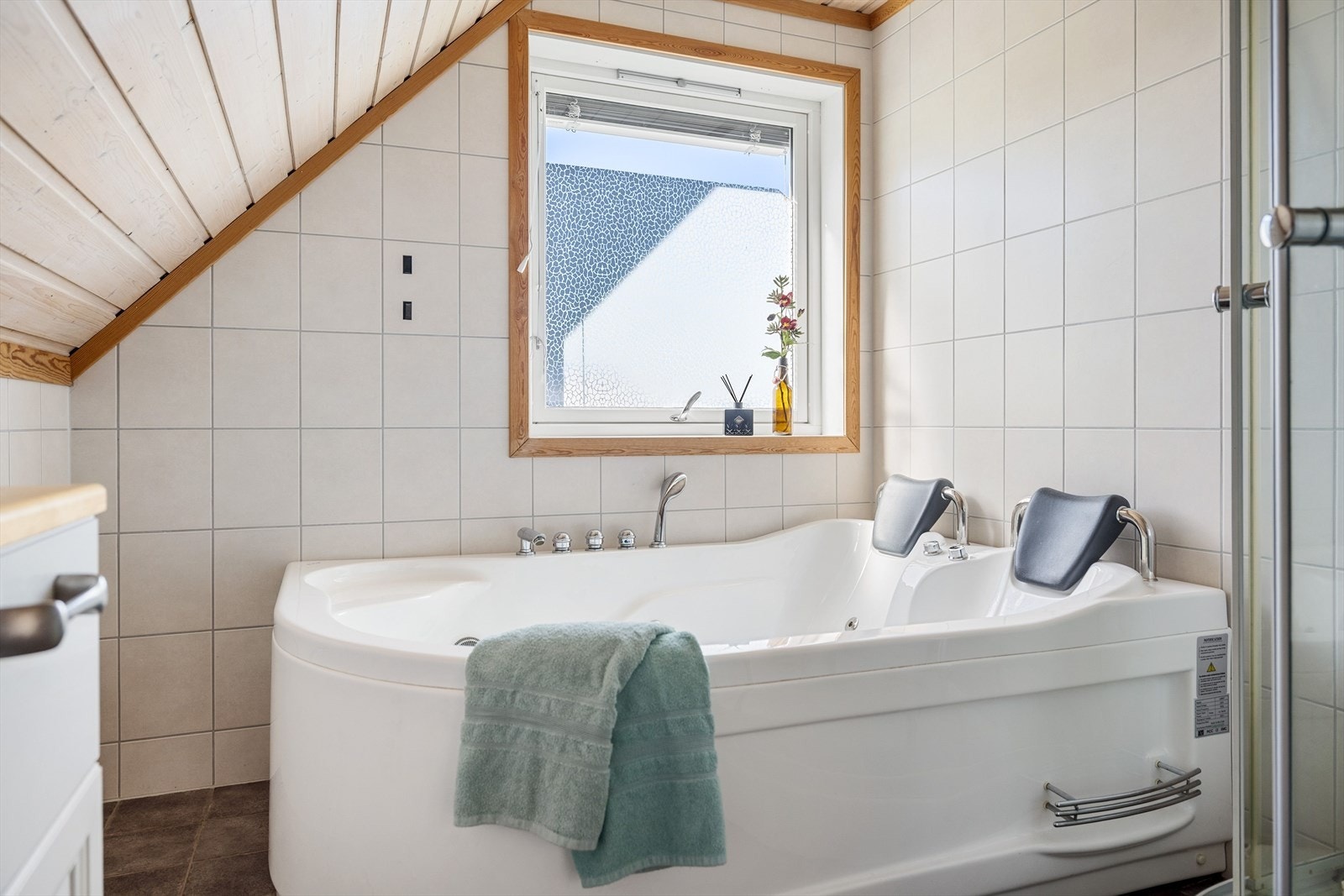 Herlig badekar som både små og store kan kose seg med. Det er massasjedyser i badekaret. Galleribilde