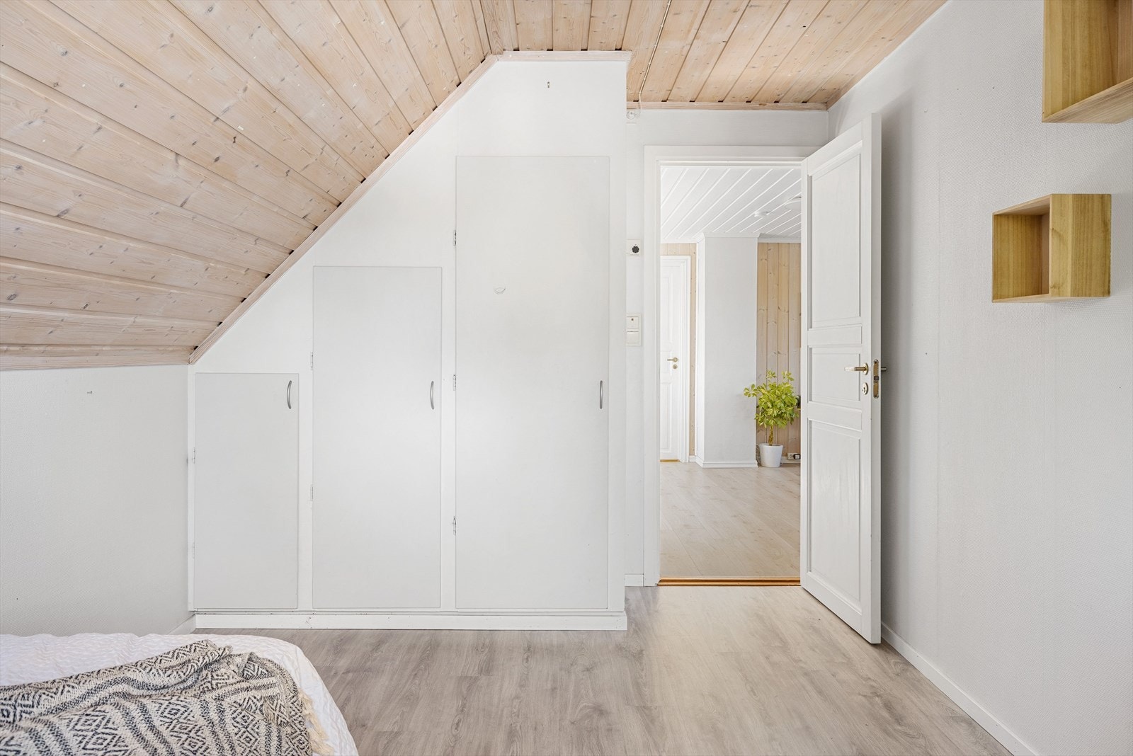 Det er plass til seng og nattbord. Det er innebygde garderobeskap også her. Galleribilde