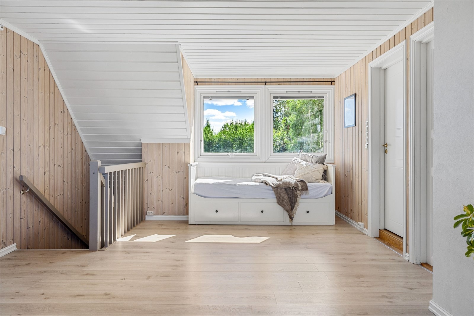 Romslig loftstue med lysinslipp fra to sider. Galleribilde