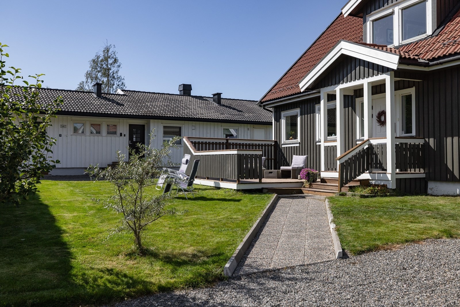 Eiendommen består av eneboligen og dobbel carport med tilhørende bod. Galleribilde