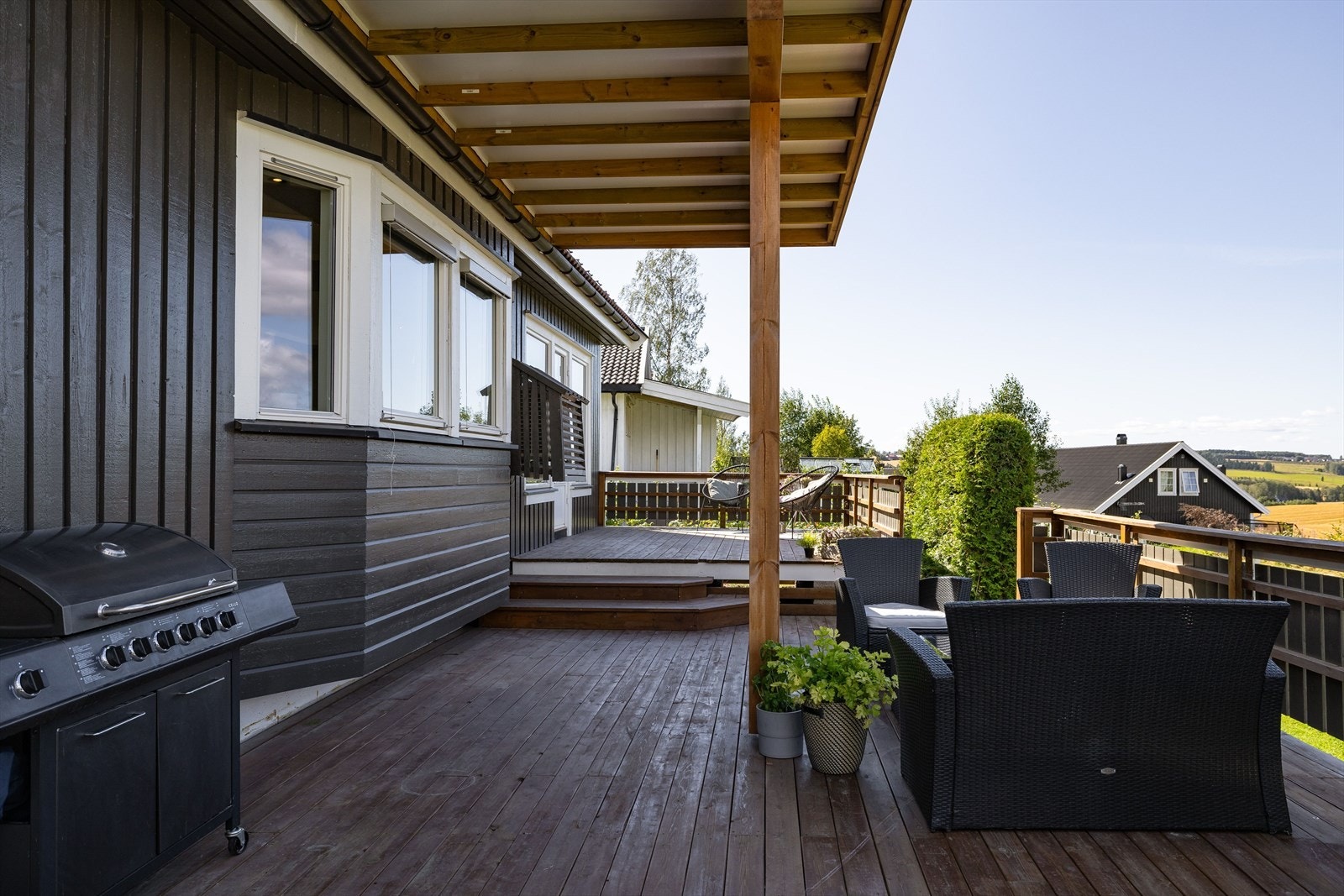 Terrassen er delvis overbygd noe som er perfekt om det skulle komme en liten regnskur. Galleribilde