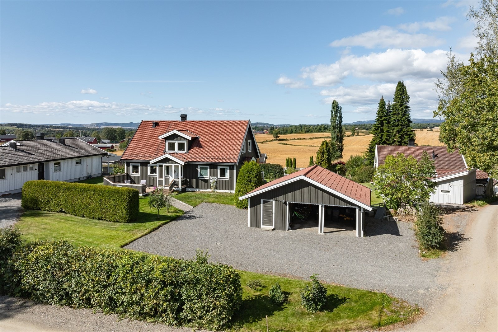 Denne eiendommen ligger mellom Ilseng og Hjellum i Hamar kommune. Galleribilde