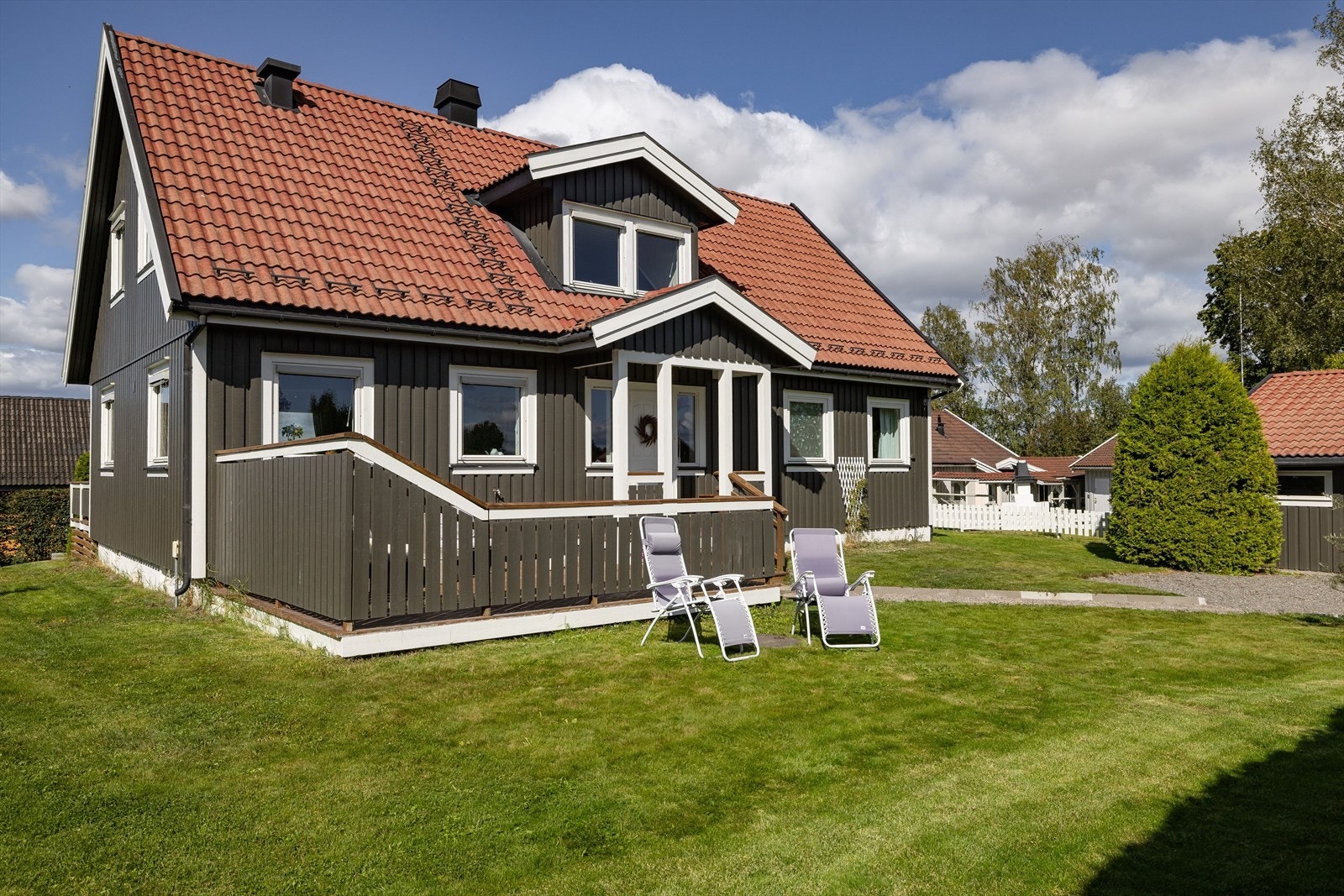 Med terrasser og uteplasser på begge sider av boligen, er det bare å flytte seg rundt etter sola. Galleribilde
