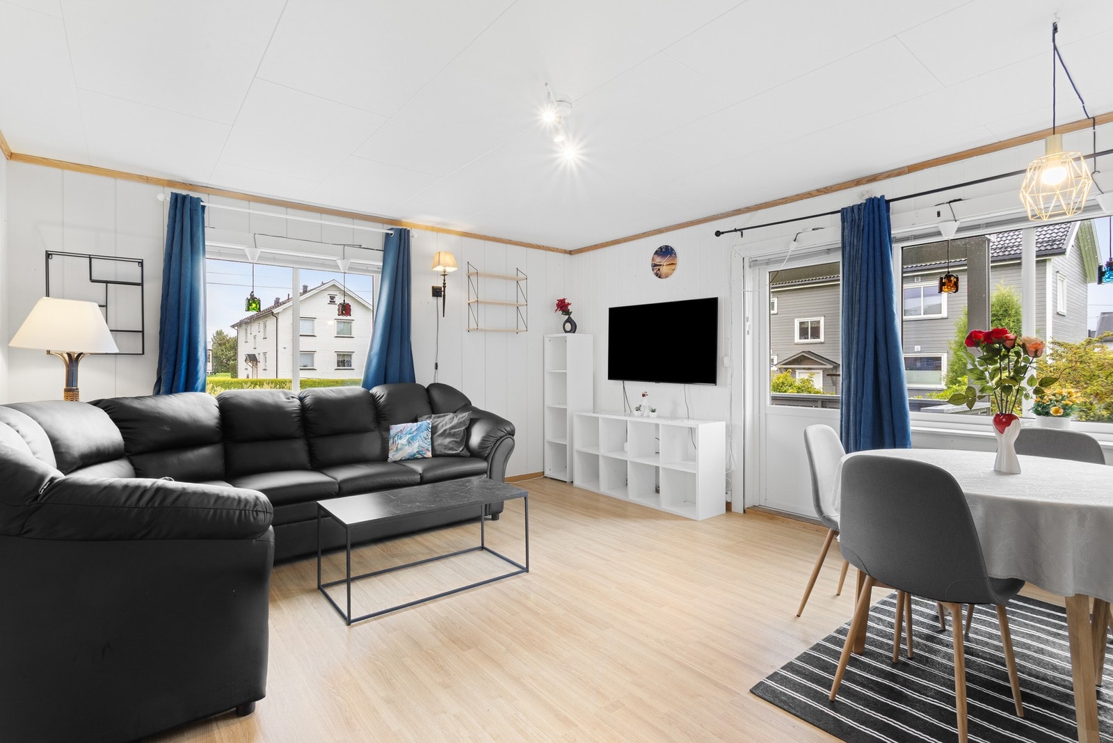 Lys og trivelig stue med utgang til terrasse og hage. Galleribilde