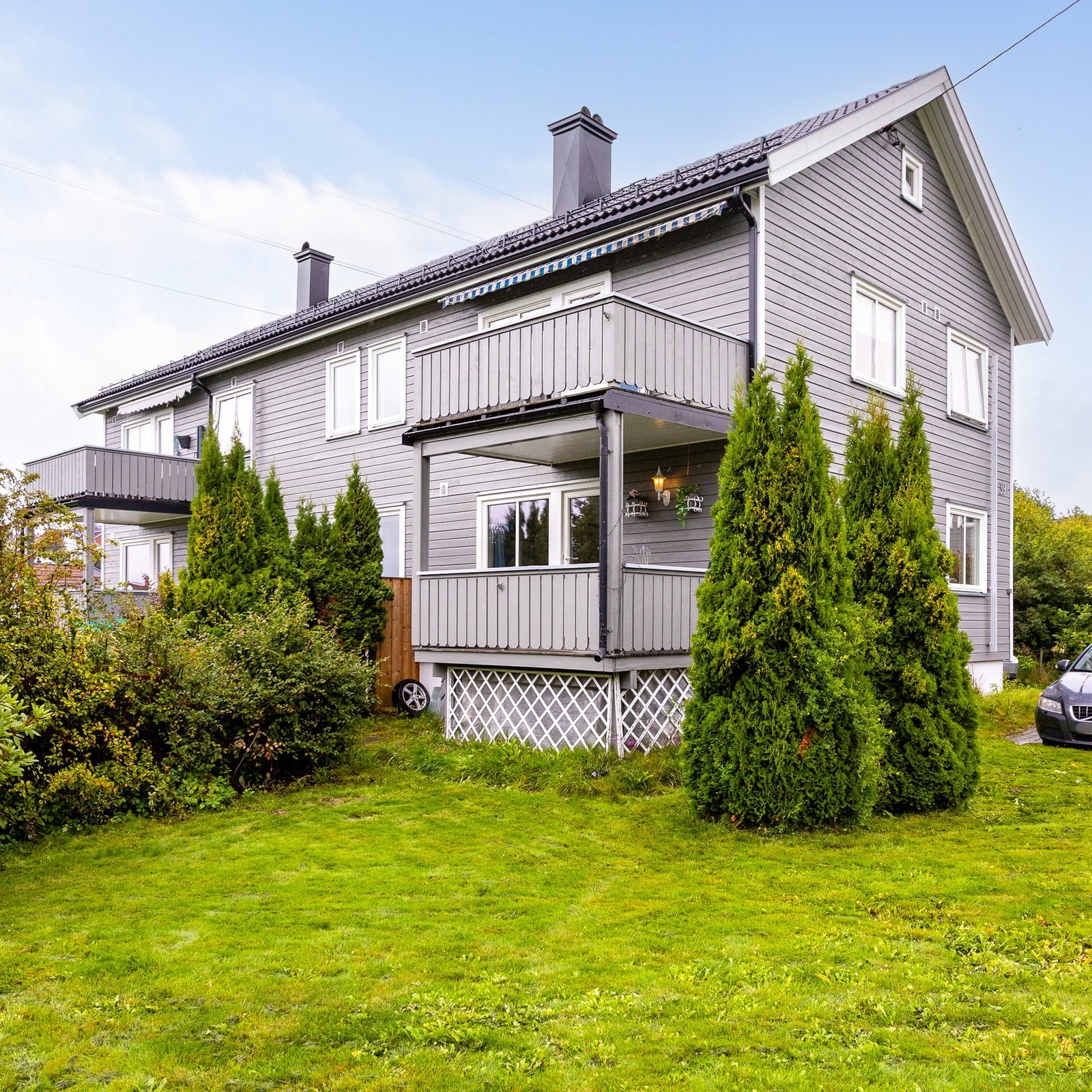 Velkommen til Haugsåsvegen 39B - Leiligheten ligger vestvendt med enkel adkomst i 1. etg. med veranda og nedgang til egen hagedel. Her er det gode solforhold med sol fra formiddag til langt på kveld. Galleribilde