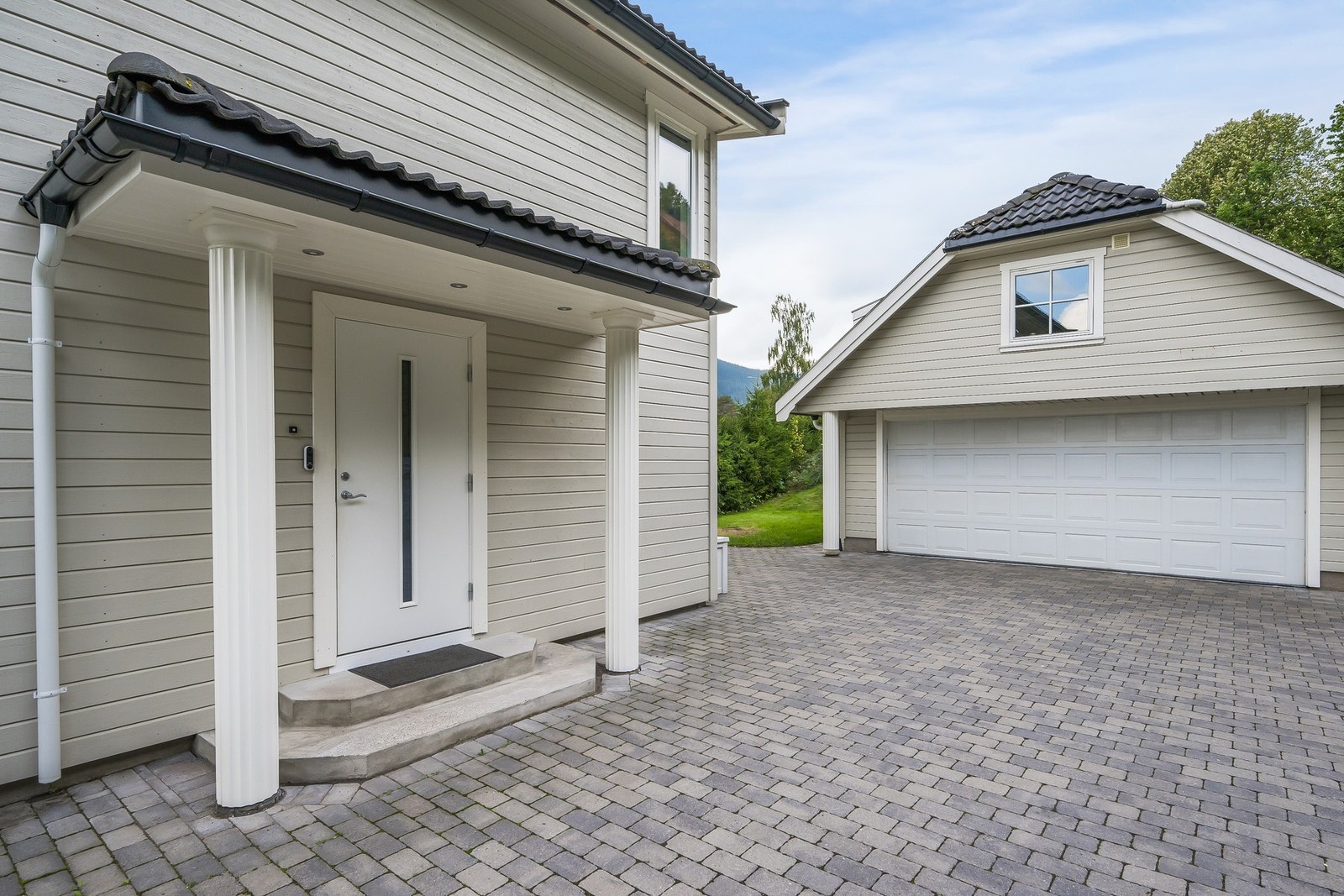 Dette er en velholdt og romslig enebolig med dobbelgarasje, båtplass og fin utsikt over Eikern. Stor og pent opparbeidet tomt. Galleribilde