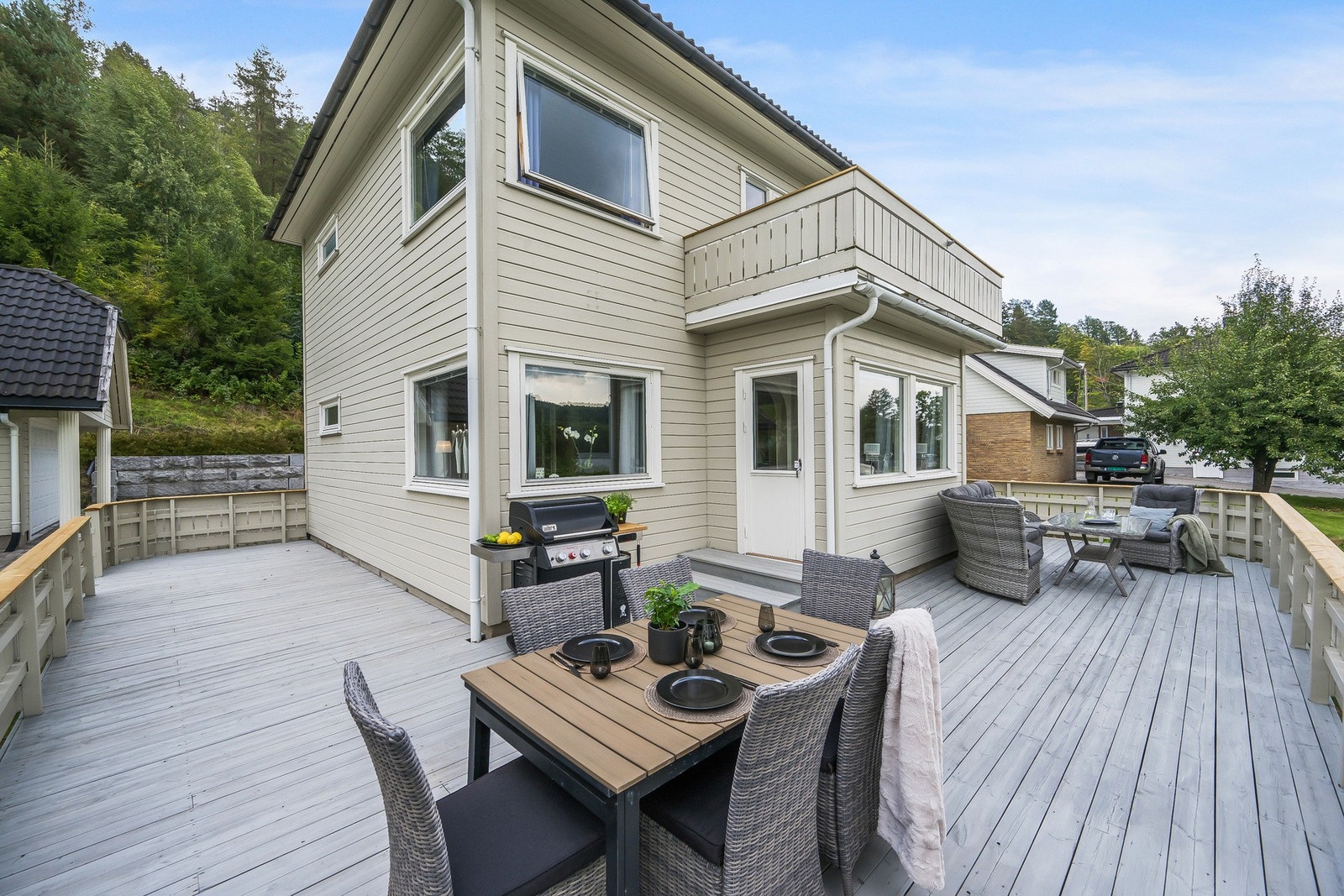 Romslig terrasse som går rundt nord og vestsiden slik at man enkelt kan flytte seg etter solen. Galleribilde