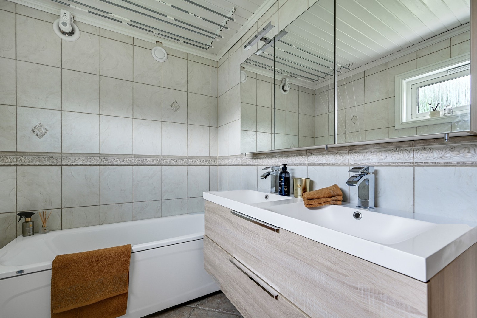 Boligen har to baderom som ble utført i 2003, hvorav dette er i 2. etasje med badekar og en moderne innredning. Dobbel servant, underskuffer og overskap med speil. Galleribilde