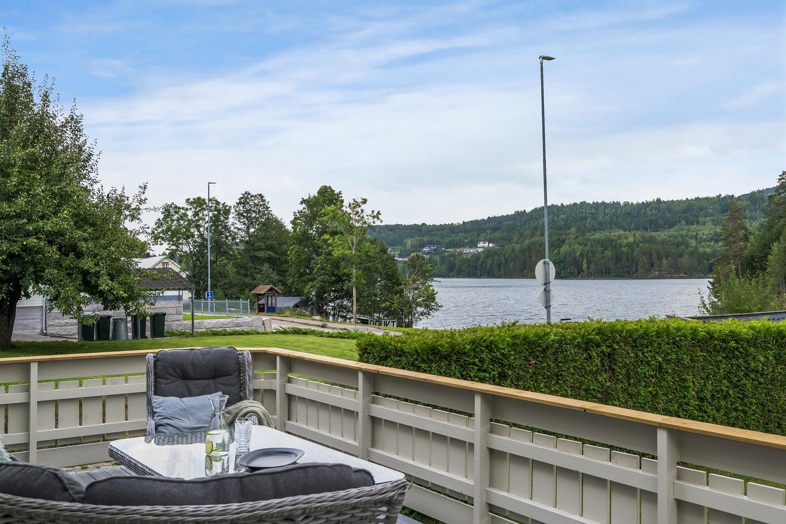 Eiendommen har gode solforhold og har en fin beliggenhet med utsikt over vannet. Galleribilde