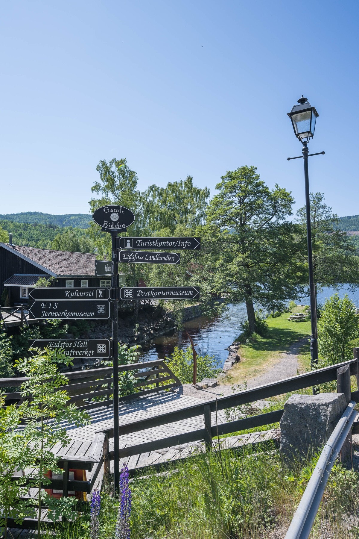 Det tar kun ca. 10 minutter å gå til fots fra boligen og inn til Eidsfoss. Her har man en liten landhandel "nærbutikken" for de enkle innkjøpene. Galleribilde