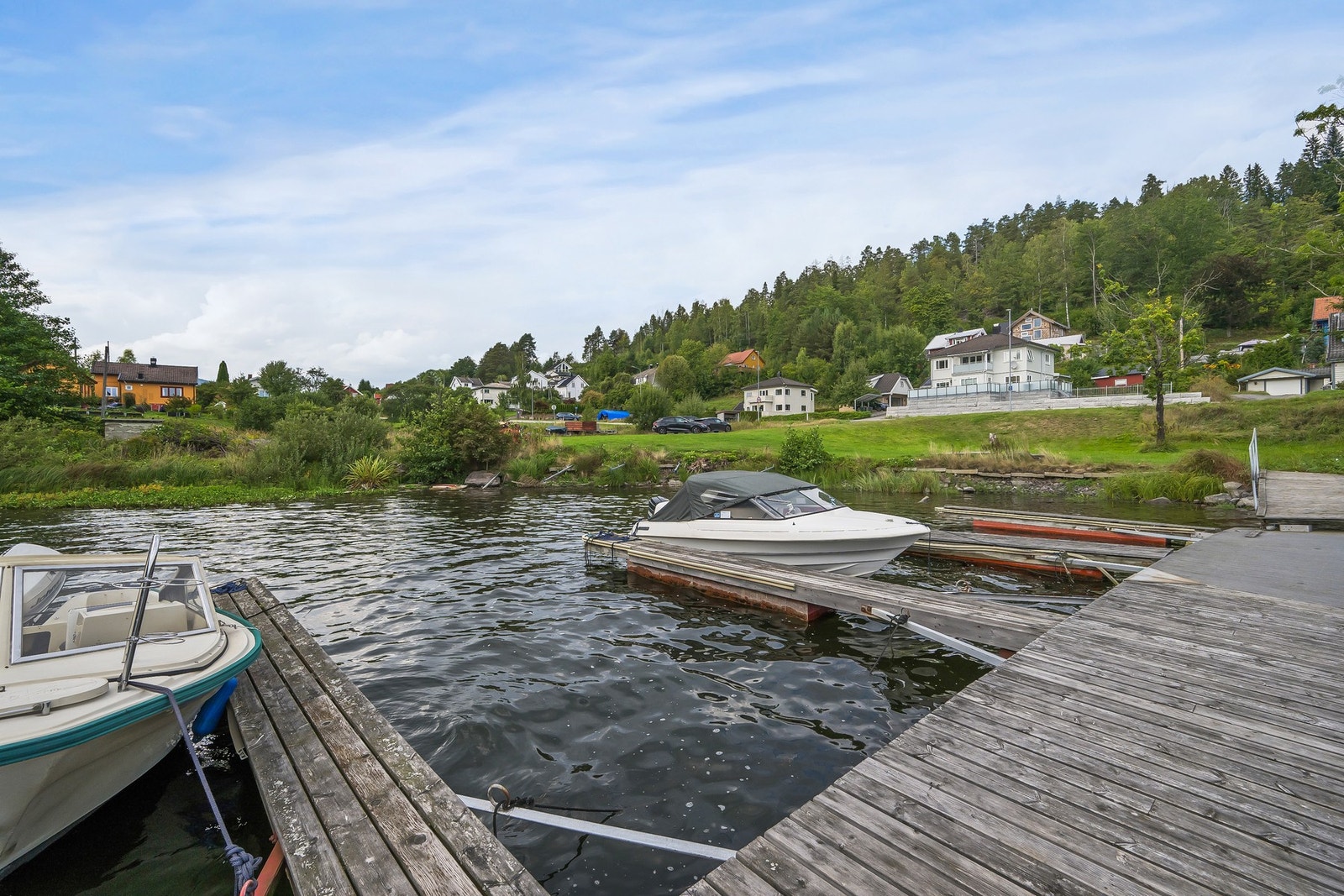 Eikern er Vestfolds største innsjø og her kan den båtglade dra nytte av en båtplass like ved boligen. Utover sommeren har M/S Eikern åpne turer og tilbyr en hyggelig tur på Eikern og Fiskumvannet. Galleribilde