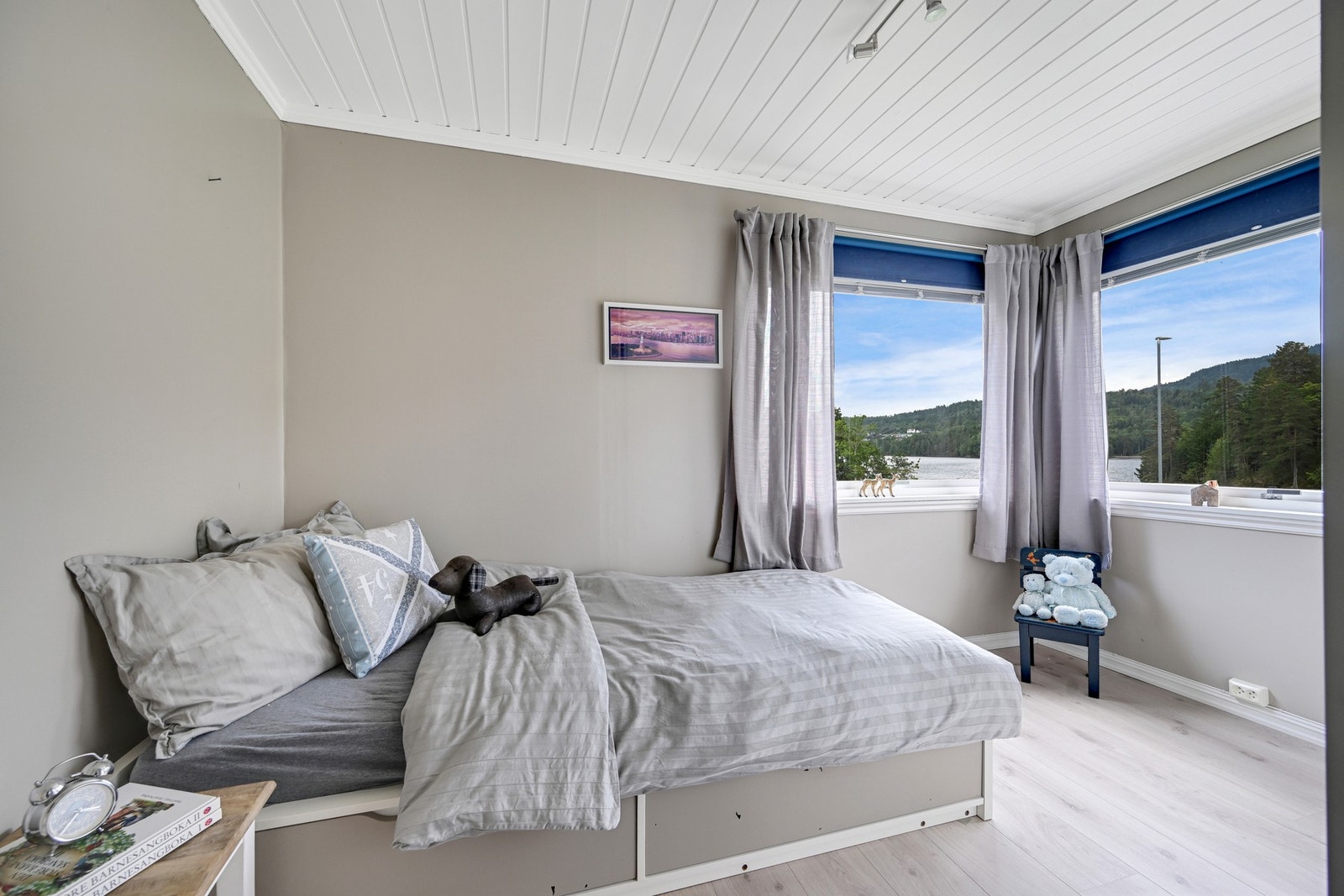 Boligen har 4 fine soverom, hvorav dette har 2 vinduer som sørger for en nydelig utsikt over vannet. Galleribilde