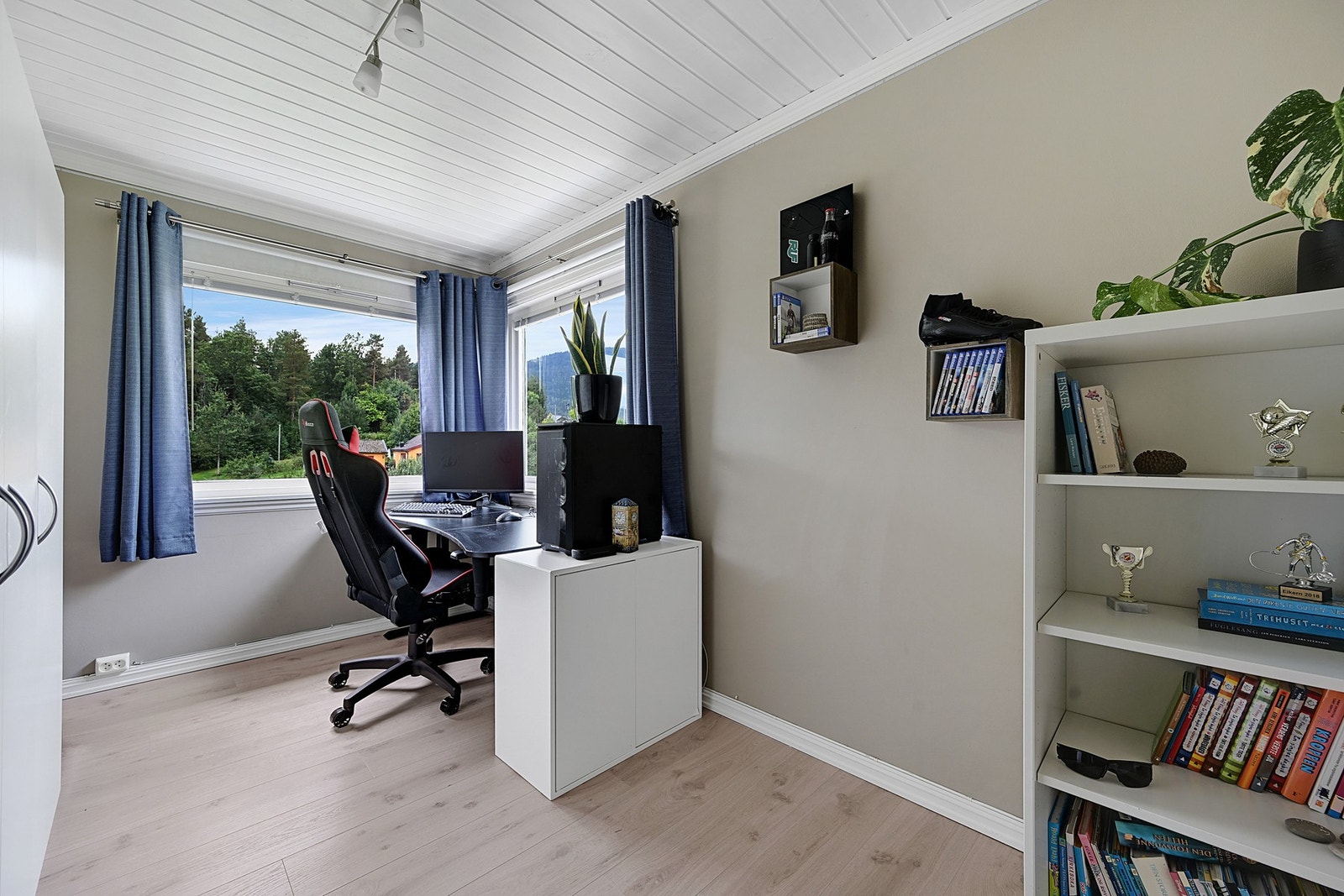 Soverom nr. 4 med garderobeskap og fin utsikt ut mot nordvest. Samtlige rom fremstår som lyse og hyggelige. Galleribilde