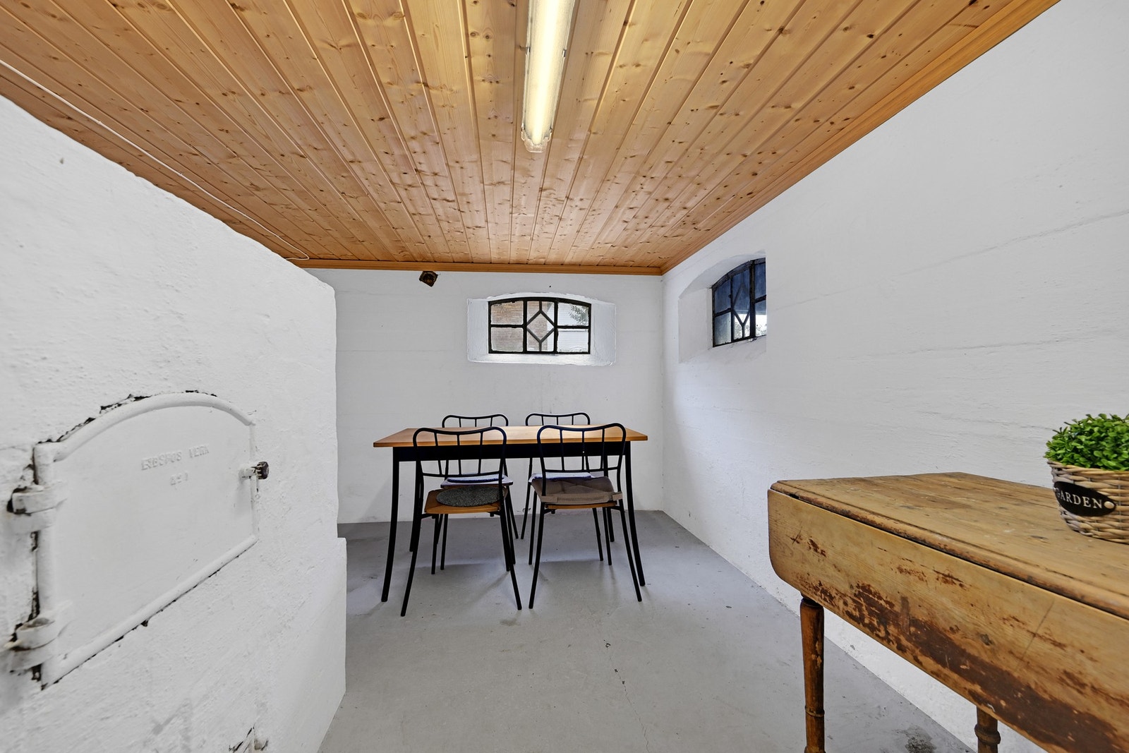 Kjelleren inneholder et stykke historie, nemlig en lokalprodusert bakerovn i kjelleren fra Eidsfoss verk. Her kan man bl.a. bake brød på "gamlemåten". Galleribilde