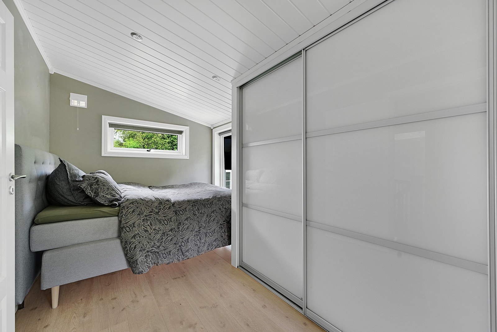 Det er god plass til seng, og her er det også skyvedørsgarderobe. Galleribilde