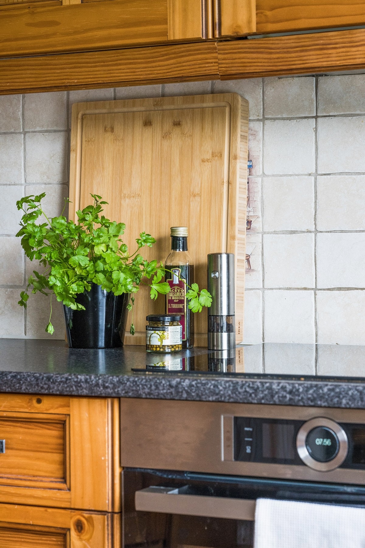 Pyrolyseovn er en selvrensende stekeovn som bruker høy temperatur (400-500 C) til å brenne bort matrester og fett, og etterlater en lett fjernbar aske. Galleribilde