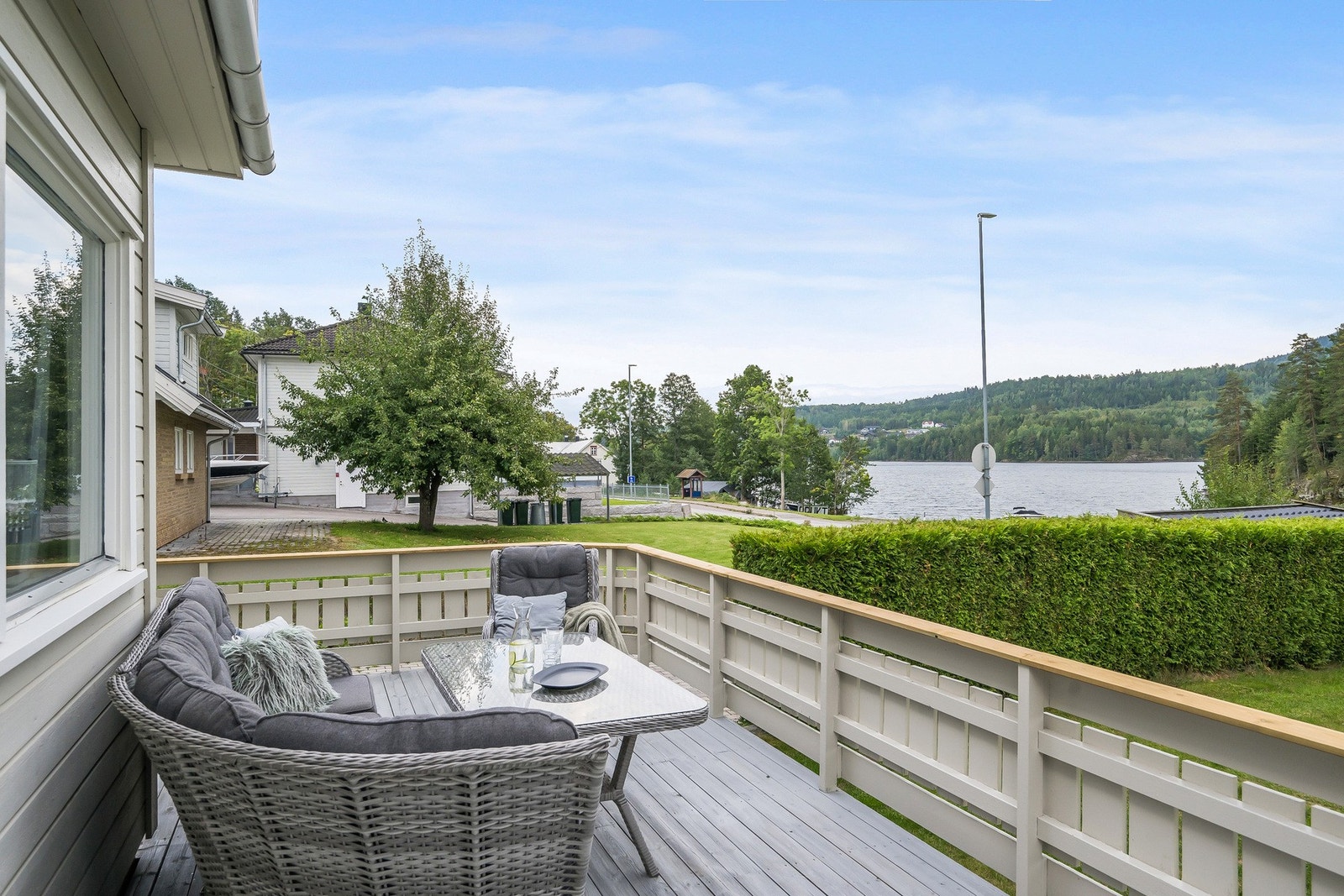 Like bortenfor er det bussholdeplass med rute 43. Se vkt sine nettsider for spesifikke avganger. Galleribilde