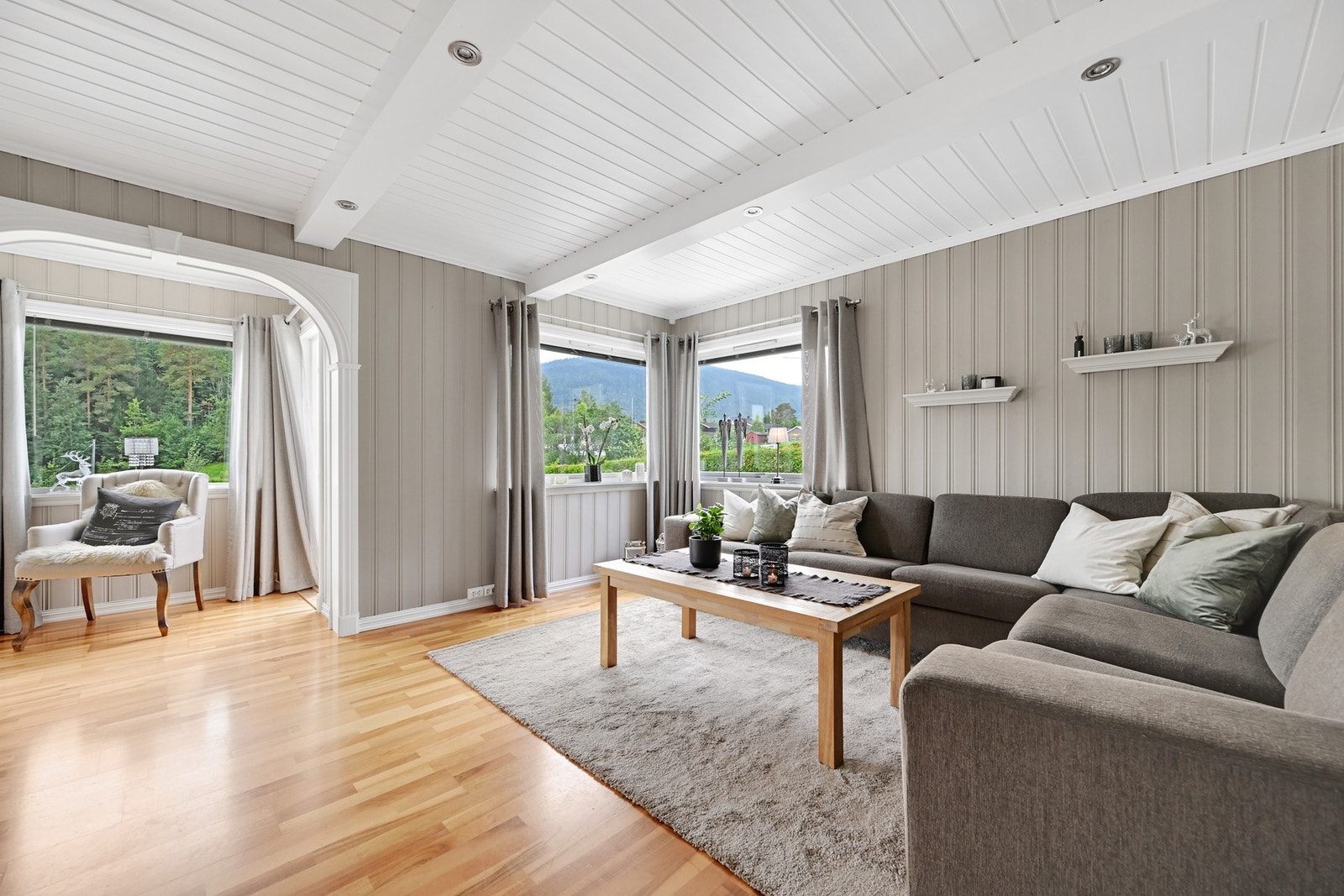 Spottbelysning, rikelig med lysinnslipp og adkomst til terrassen gjør dette til et fint samlingspunkt for hele familien. Galleribilde