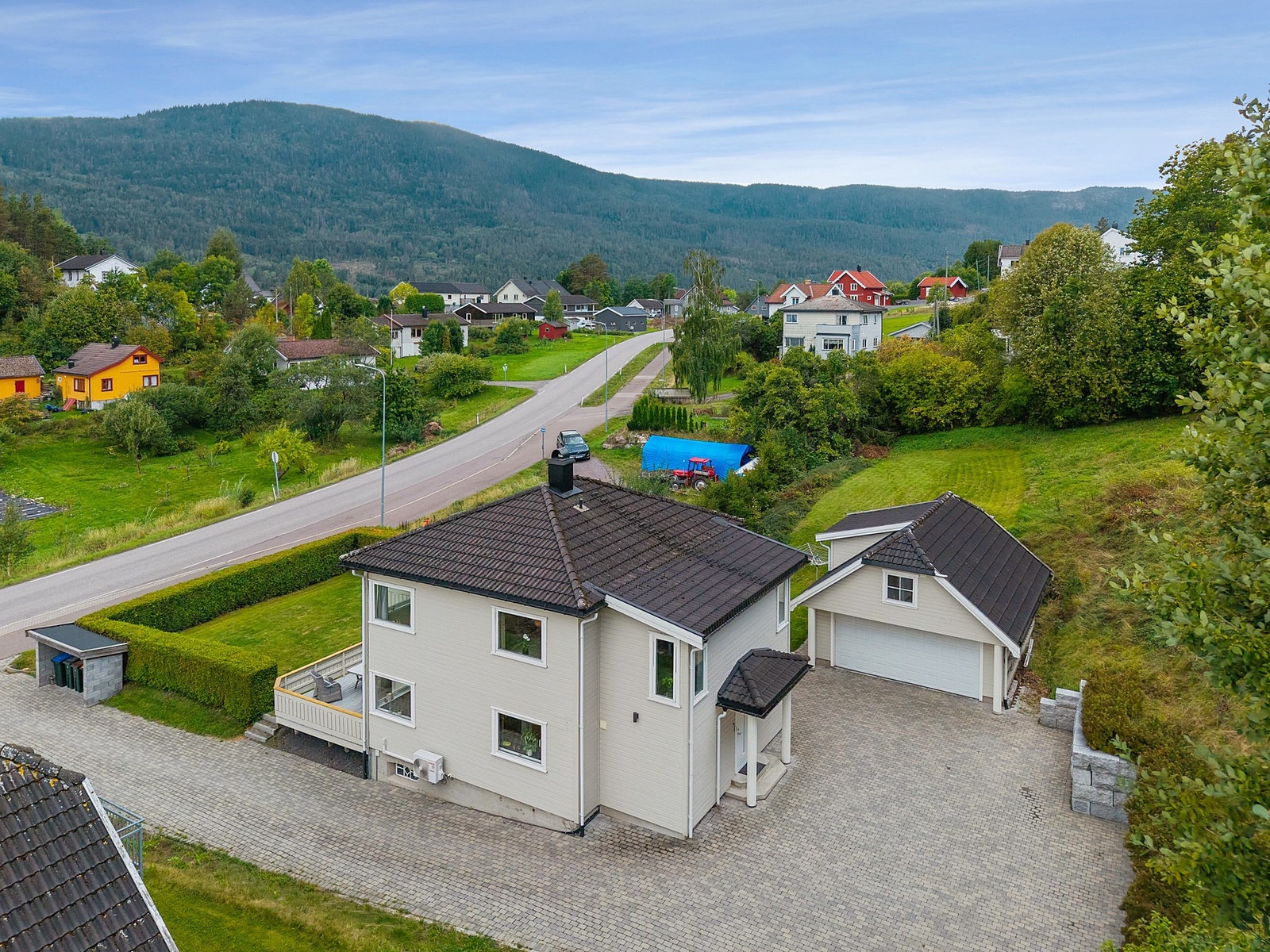 Eiendommen har en tomt på over 1,6 mål med en pent opparbeidet innkjørsel med belegningsstein. Galleribilde