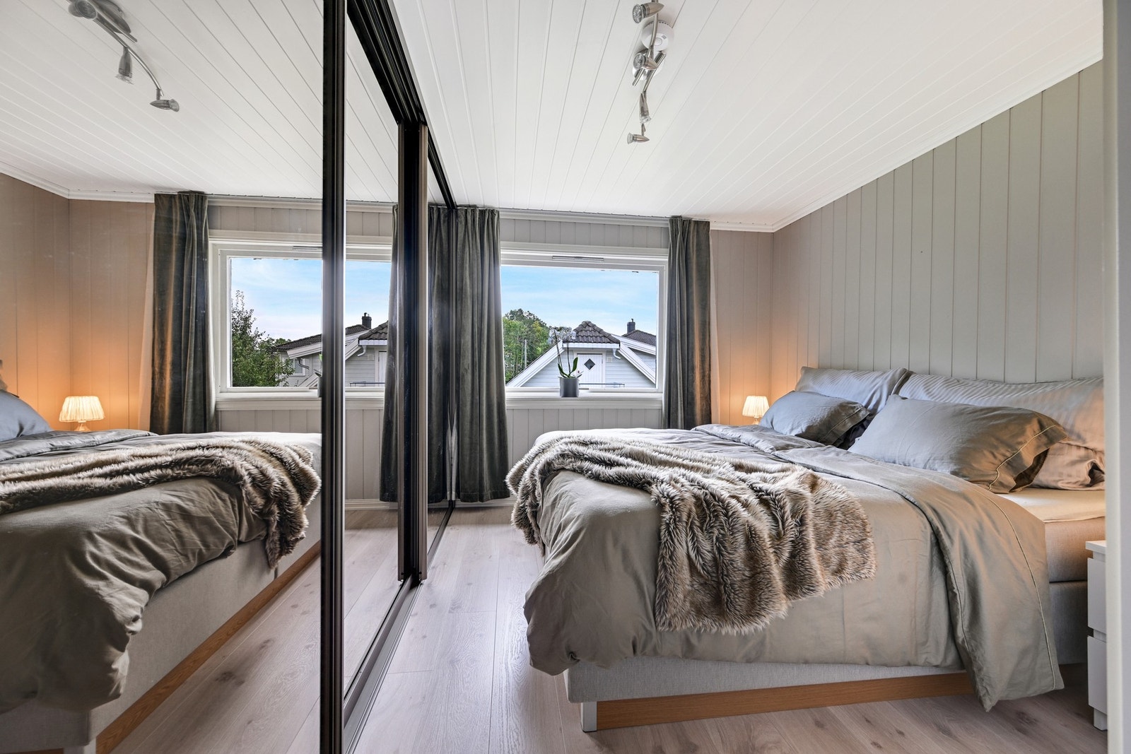 Soverom nr. 3 er svært pent med malte overflater i tidsriktige farger, samt en romslig skyvedørsgarderobe med speil. Galleribilde