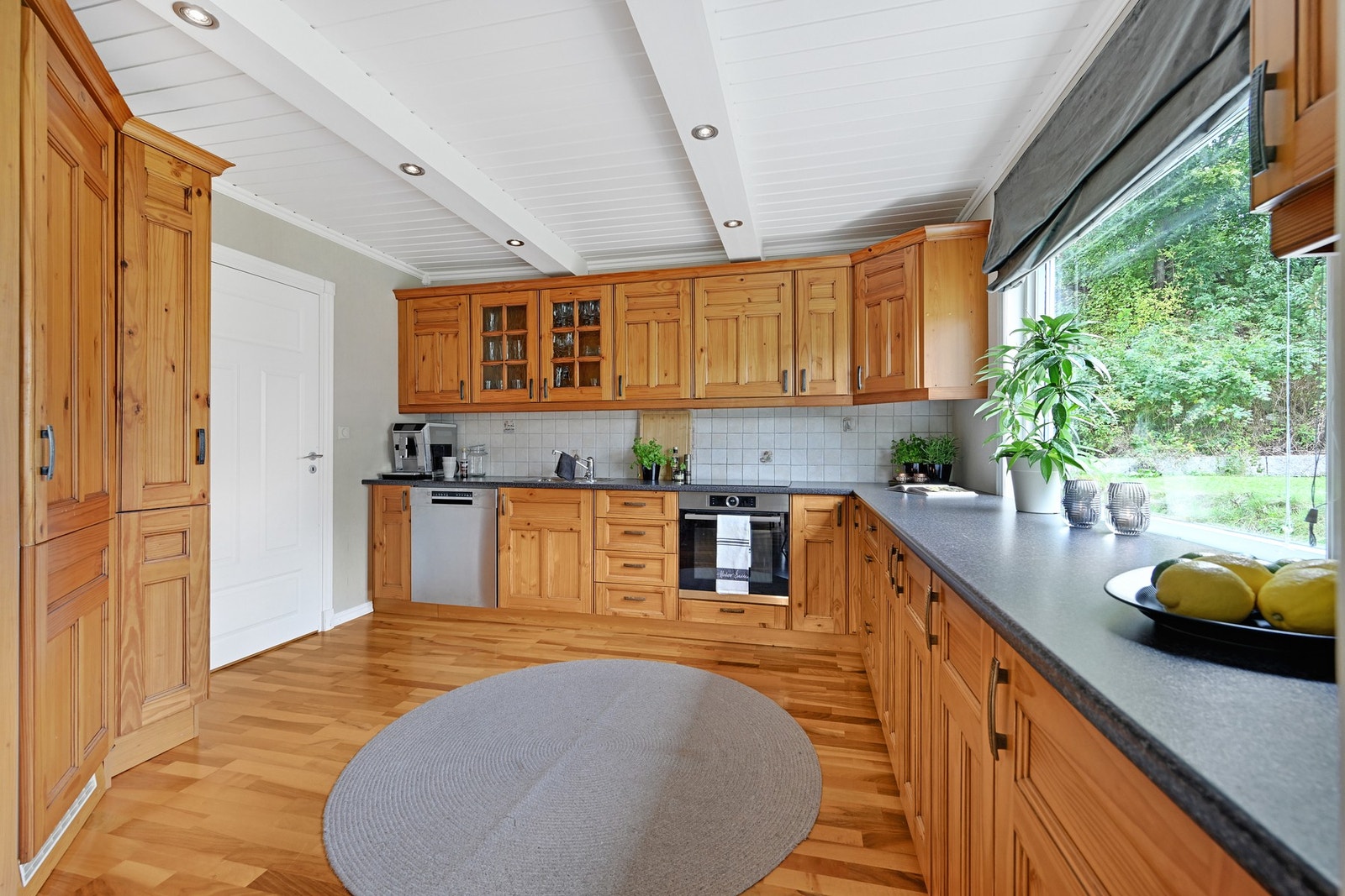 Her får man et kjøkken av god størrelse med innredning fra 2003. Kjøkkenet har et stort kjølehjørne, oppvaskmaskin, komfyr med pyrolyse og platetopp i en laminert benkeplate. Galleribilde