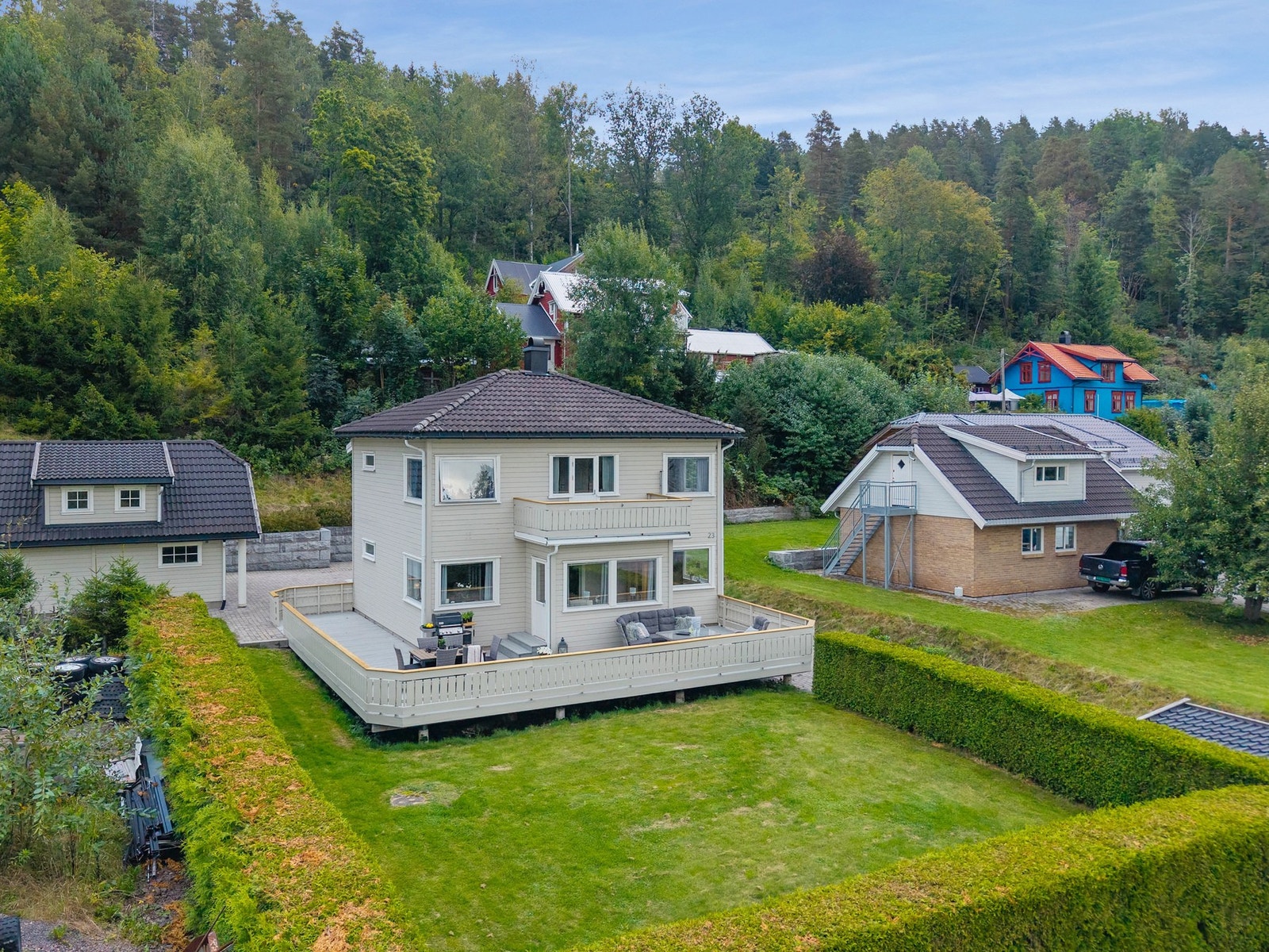 Hagen er opparbeidet med plen og hekk. Galleribilde