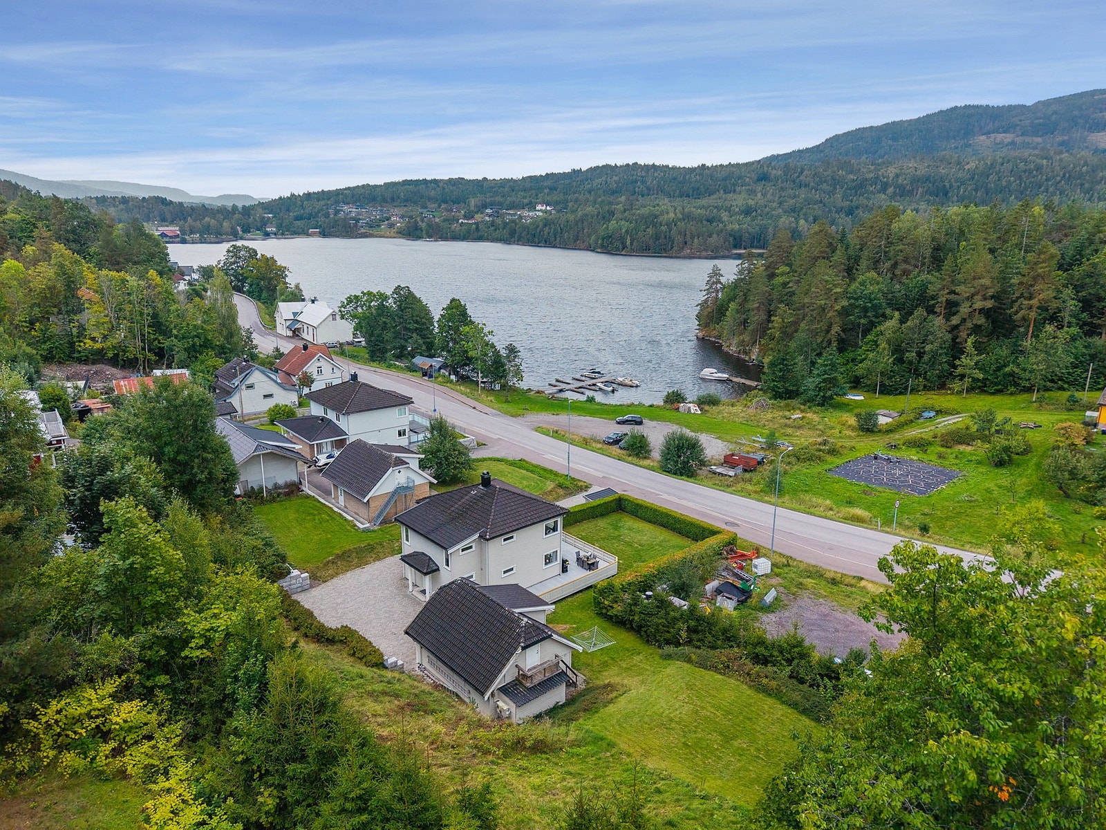 Videre er det ca. 10 minutter med bil til Hof sentrum som kan tilby en rekke fasiliteter. Velkommen til en hyggelig visning! Galleribilde