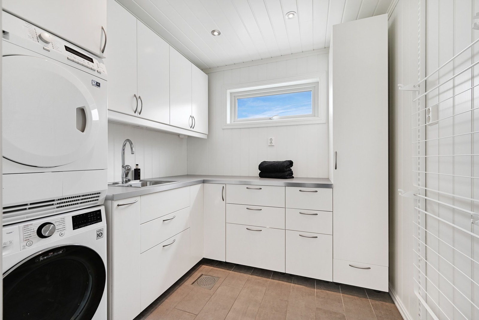 I 2016 ble boligen bygget ut med et påbygg. Da fikk man et nytt inngangsparti, samt et separat vaskerom av god størrelse med en rekke skap og skuffer for en enklere hverdag. Galleribilde