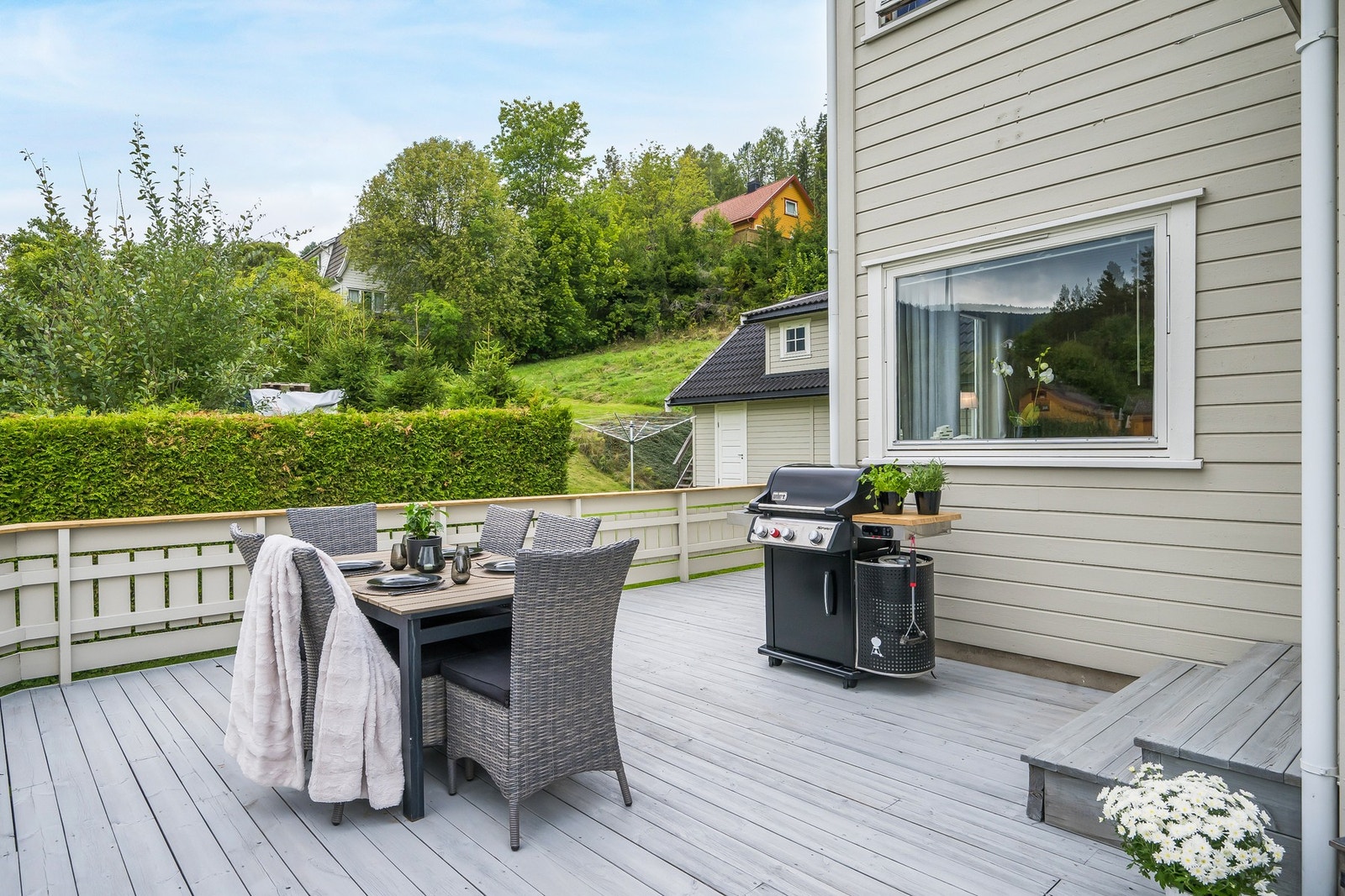 Terrassen er på hele 63 kvm og er et fint sted å dra nytte av både sol og utsikt. Galleribilde