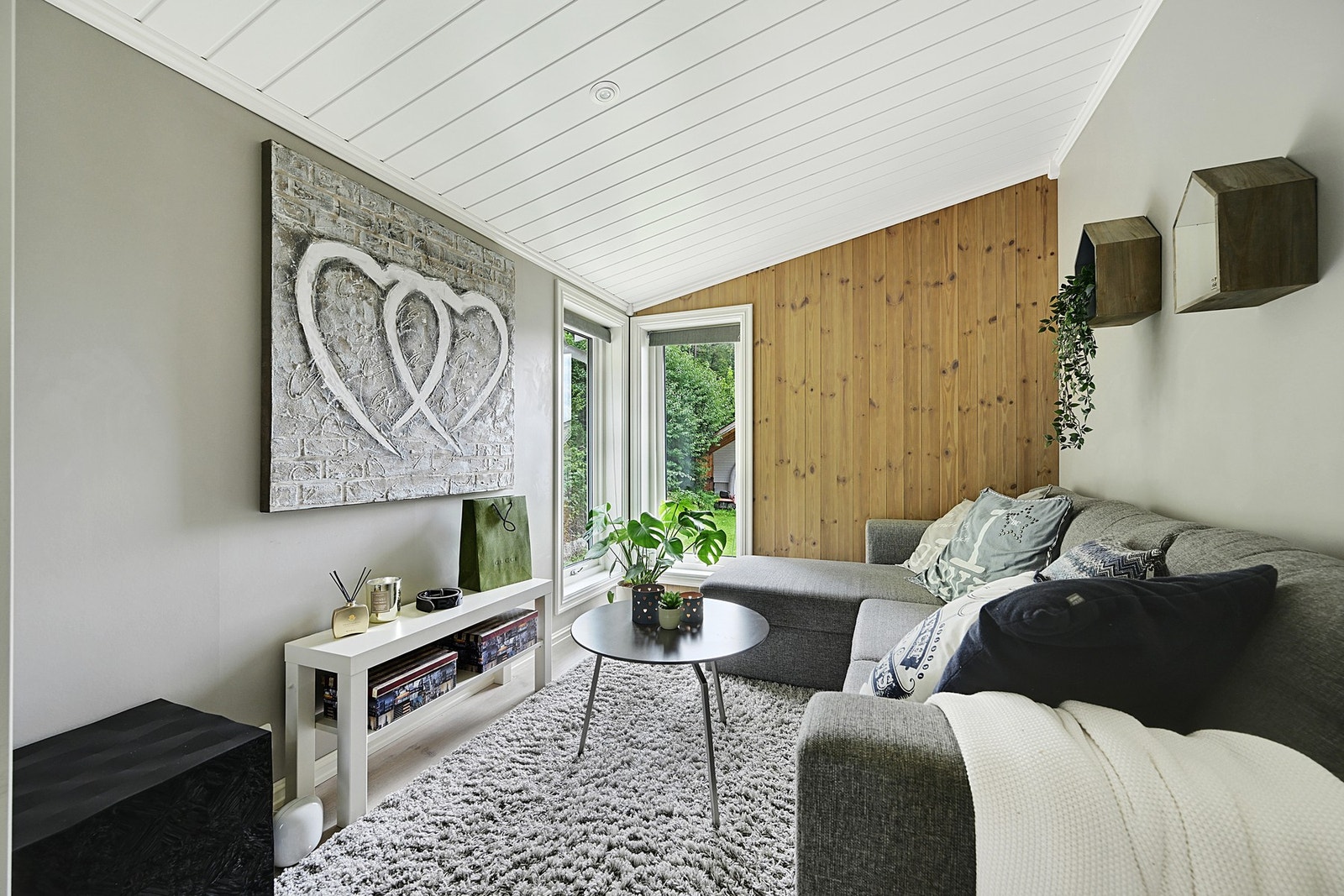 Soverom nr. 2 er i boligens tilbygg og ble oppført i 2016. Rommet fremstår som lekkert med moderne overflater og innfelte spotter i taket. Galleribilde